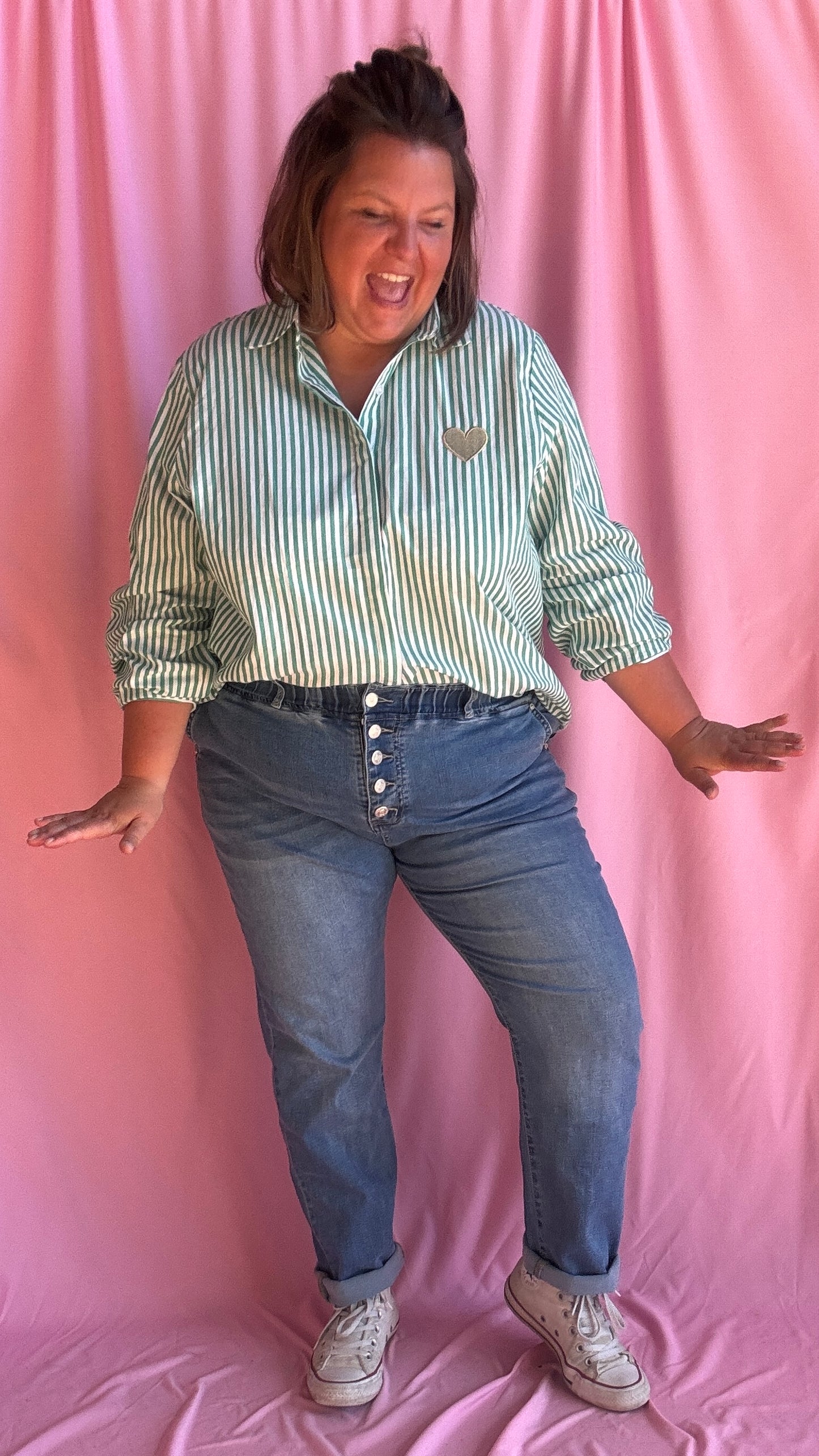 Découvrez le jean grande taille clair parfait pour allier confort, maintien et style. Sa taille haute avec large bandeau élastique et ses 5 boutons apparents assurent un maintien optimal tout en sublimant la silhouette.