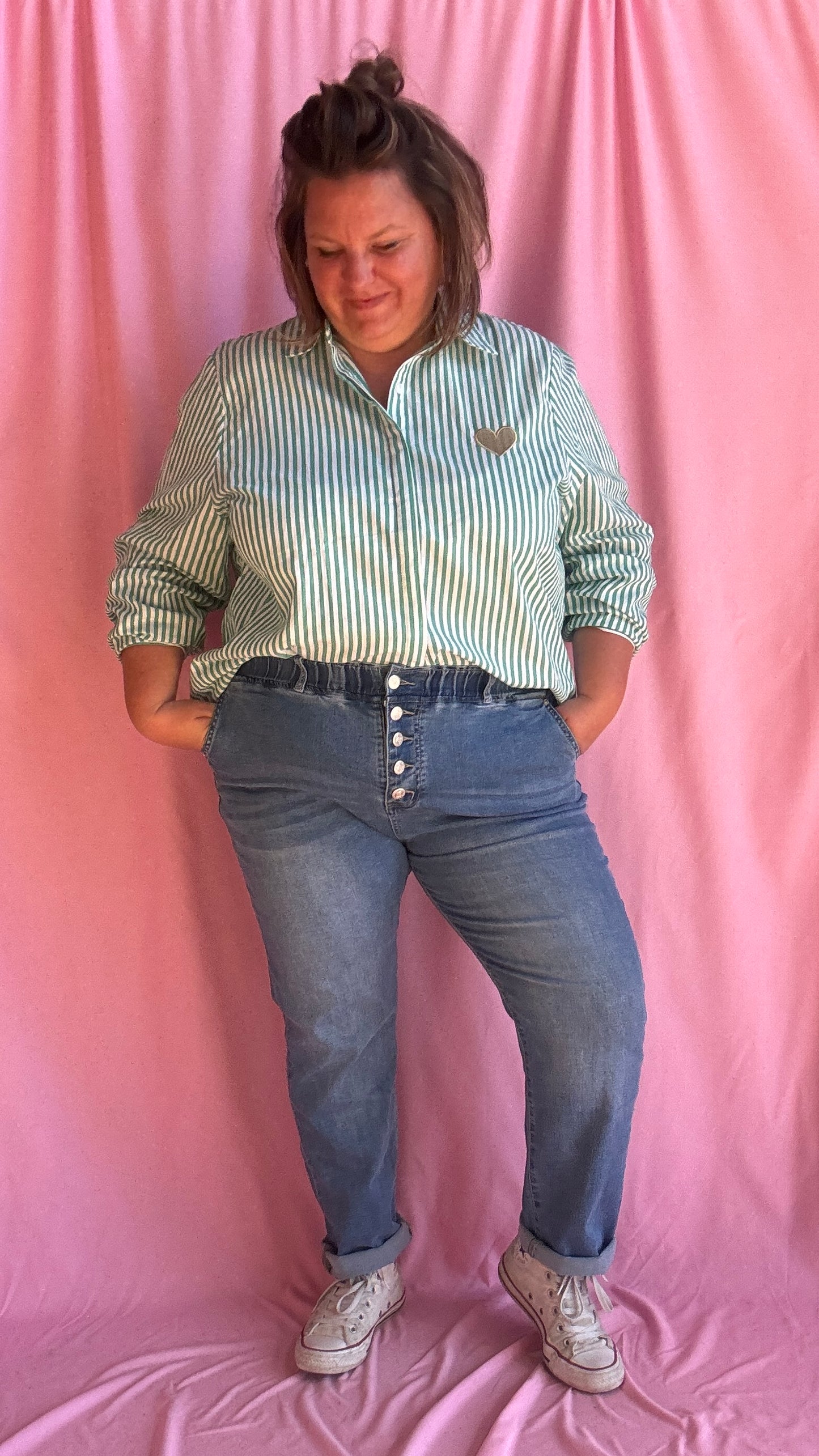 Découvrez le jean grande taille clair parfait pour allier confort, maintien et style. Sa taille haute avec large bandeau élastique et ses 5 boutons apparents assurent un maintien optimal tout en sublimant la silhouette.