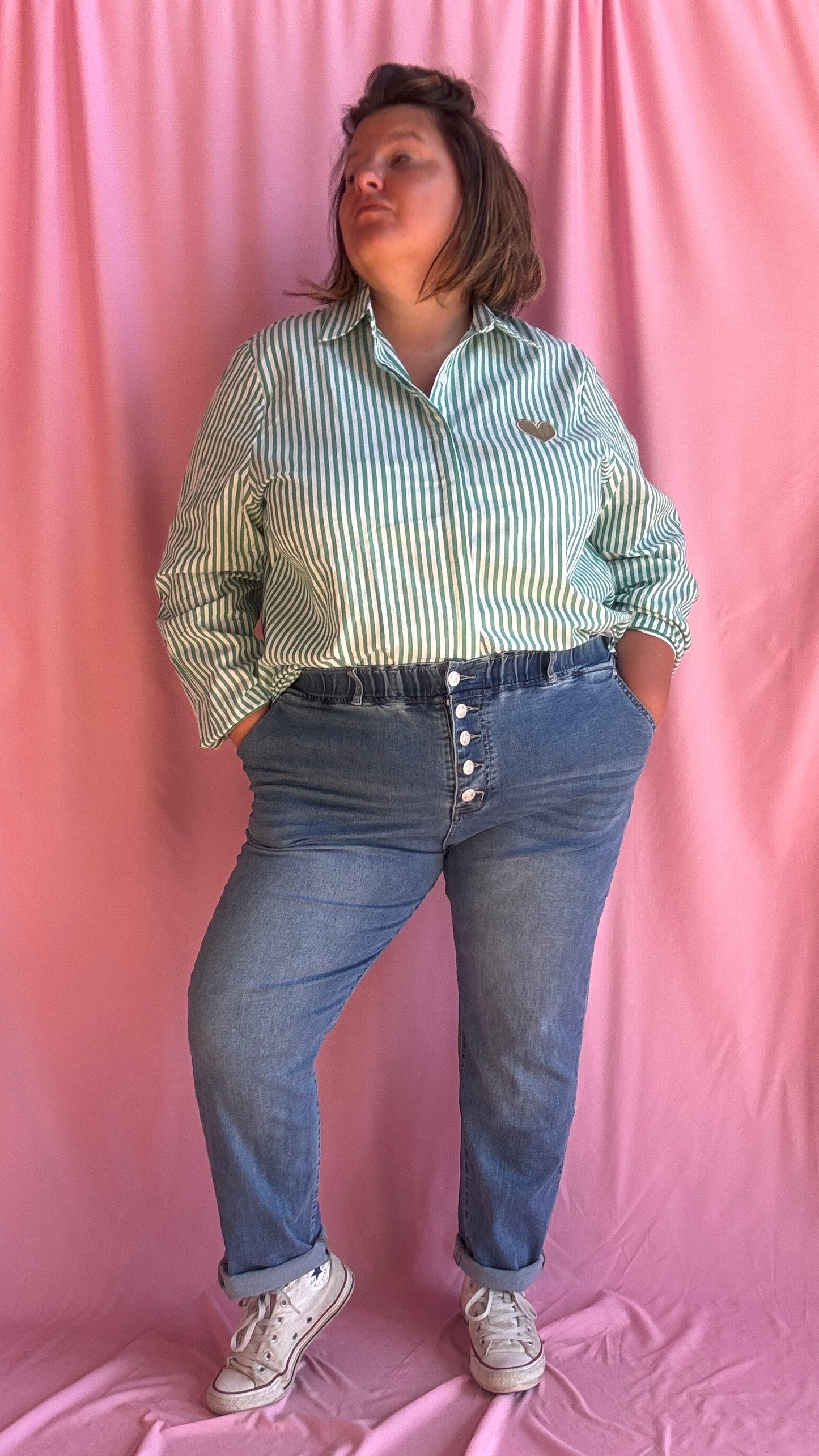 Découvrez le jean grande taille clair parfait pour allier confort, maintien et style. Sa taille haute avec large bandeau élastique et ses 5 boutons apparents assurent un maintien optimal tout en sublimant la silhouette.