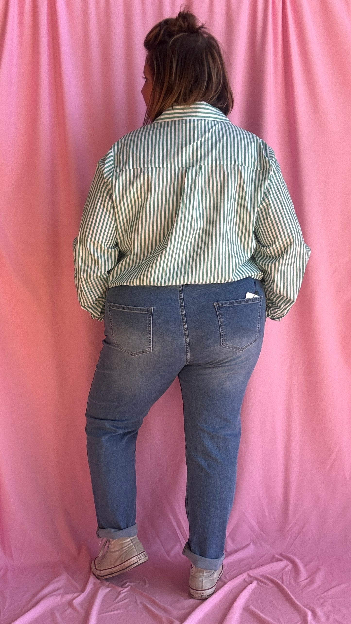 Découvrez le jean grande taille clair parfait pour allier confort, maintien et style. Sa taille haute avec large bandeau élastique et ses 5 boutons apparents assurent un maintien optimal tout en sublimant la silhouette.