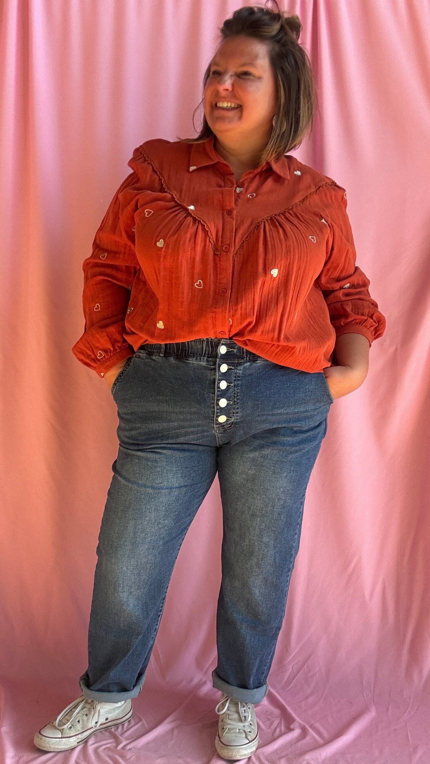 Découvrez le jean grande taille foncé parfait pour allier confort, maintien et style. Sa taille haute avec large bandeau élastique et ses 5 boutons apparents assurent un maintien optimal tout en sublimant la silhouette.