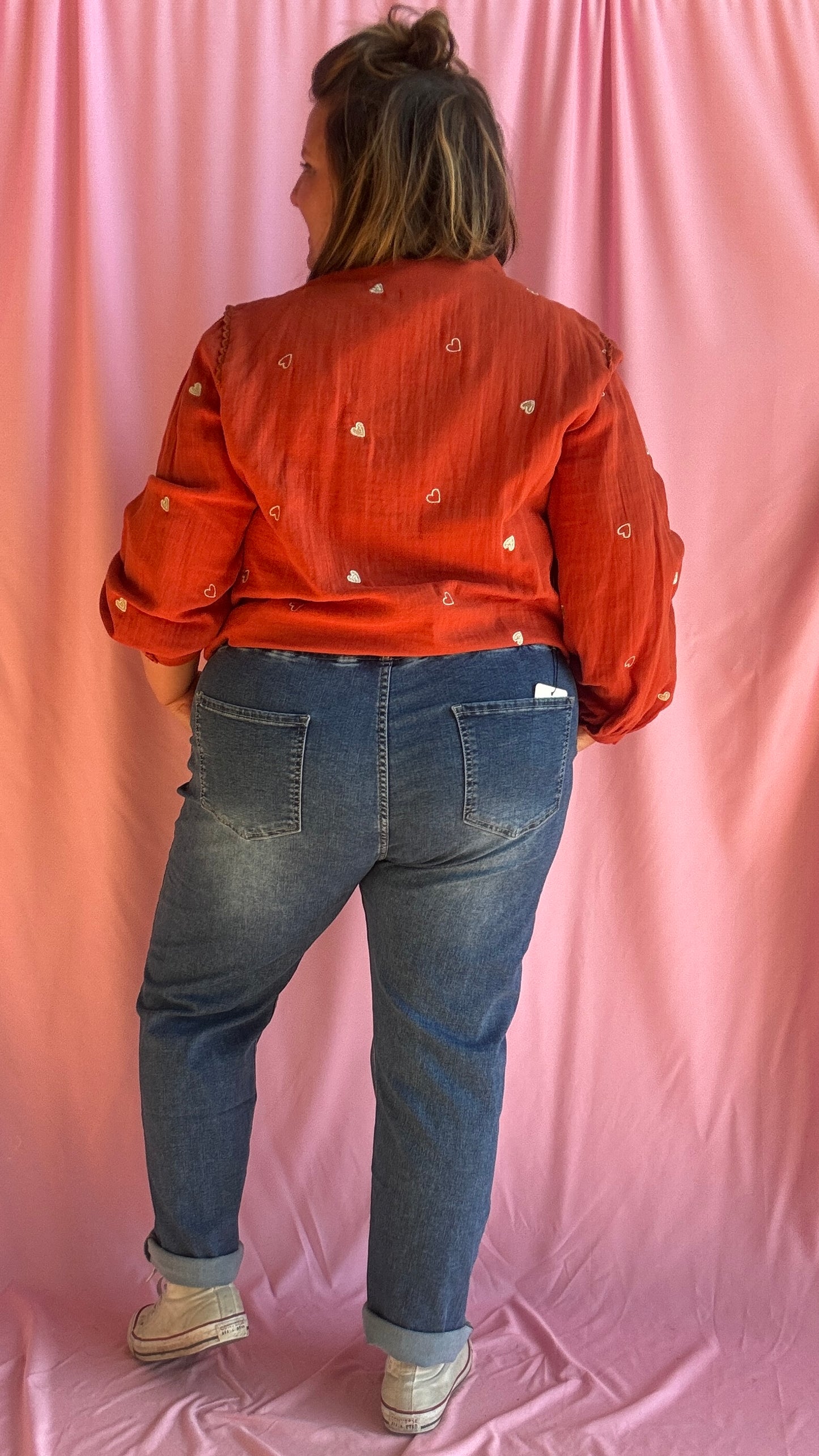 Découvrez le jean grande taille foncé parfait pour allier confort, maintien et style. Sa taille haute avec large bandeau élastique et ses 5 boutons apparents assurent un maintien optimal tout en sublimant la silhouette.