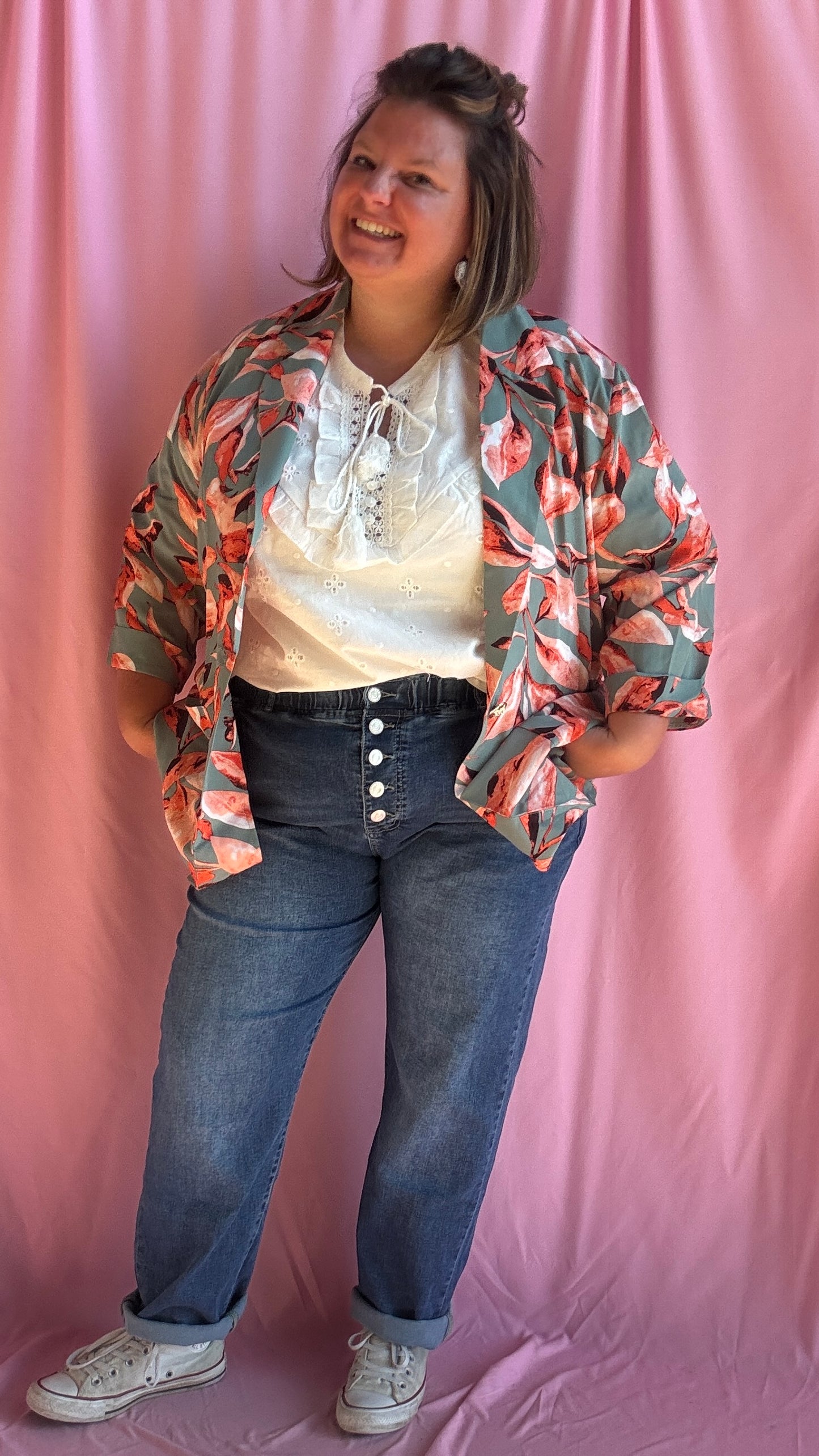 Découvrez le jean grande taille foncé parfait pour allier confort, maintien et style. Sa taille haute avec large bandeau élastique et ses 5 boutons apparents assurent un maintien optimal tout en sublimant la silhouette.