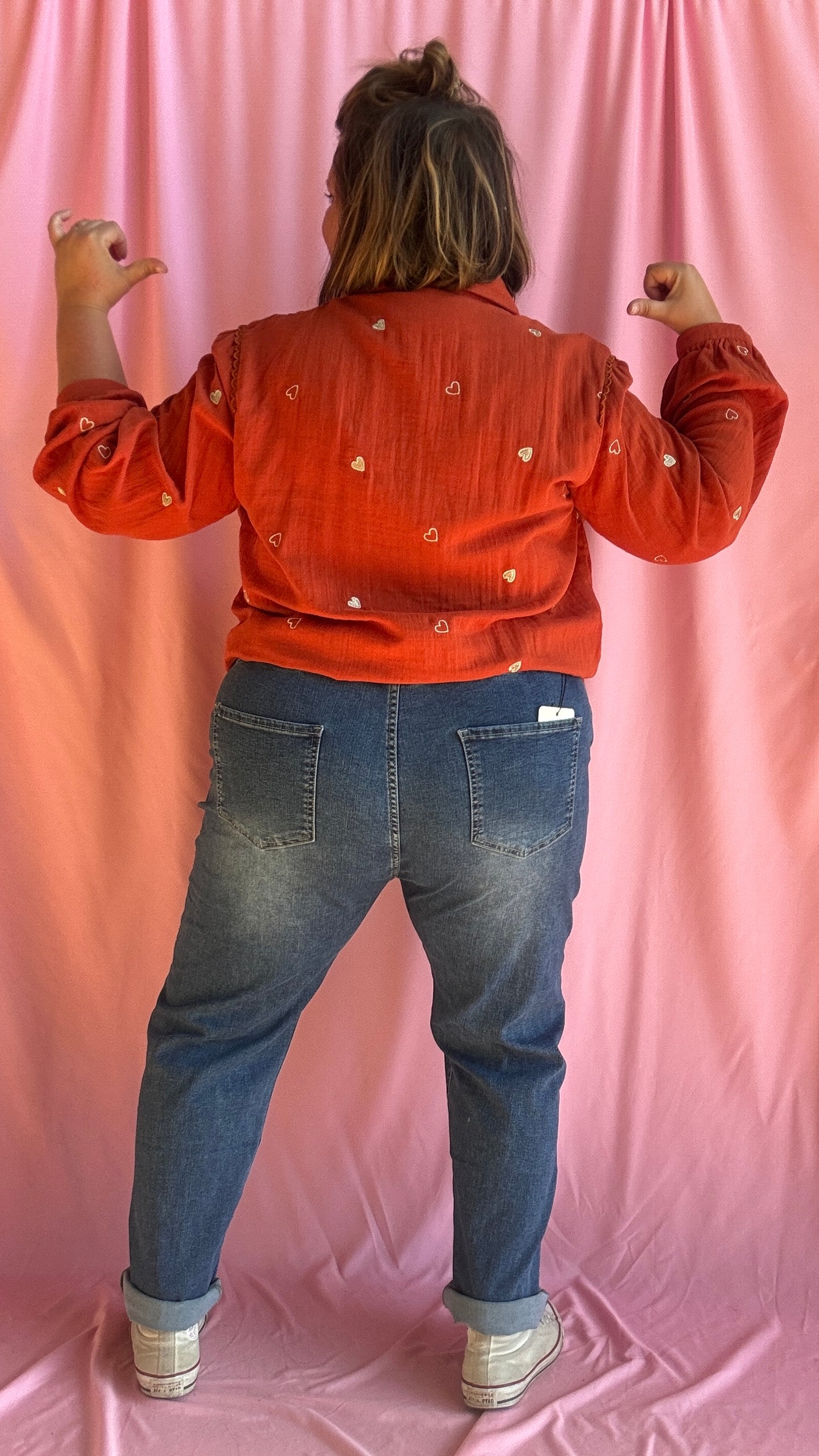 Découvrez le jean grande taille foncé parfait pour allier confort, maintien et style. Sa taille haute avec large bandeau élastique et ses 5 boutons apparents assurent un maintien optimal tout en sublimant la silhouette.