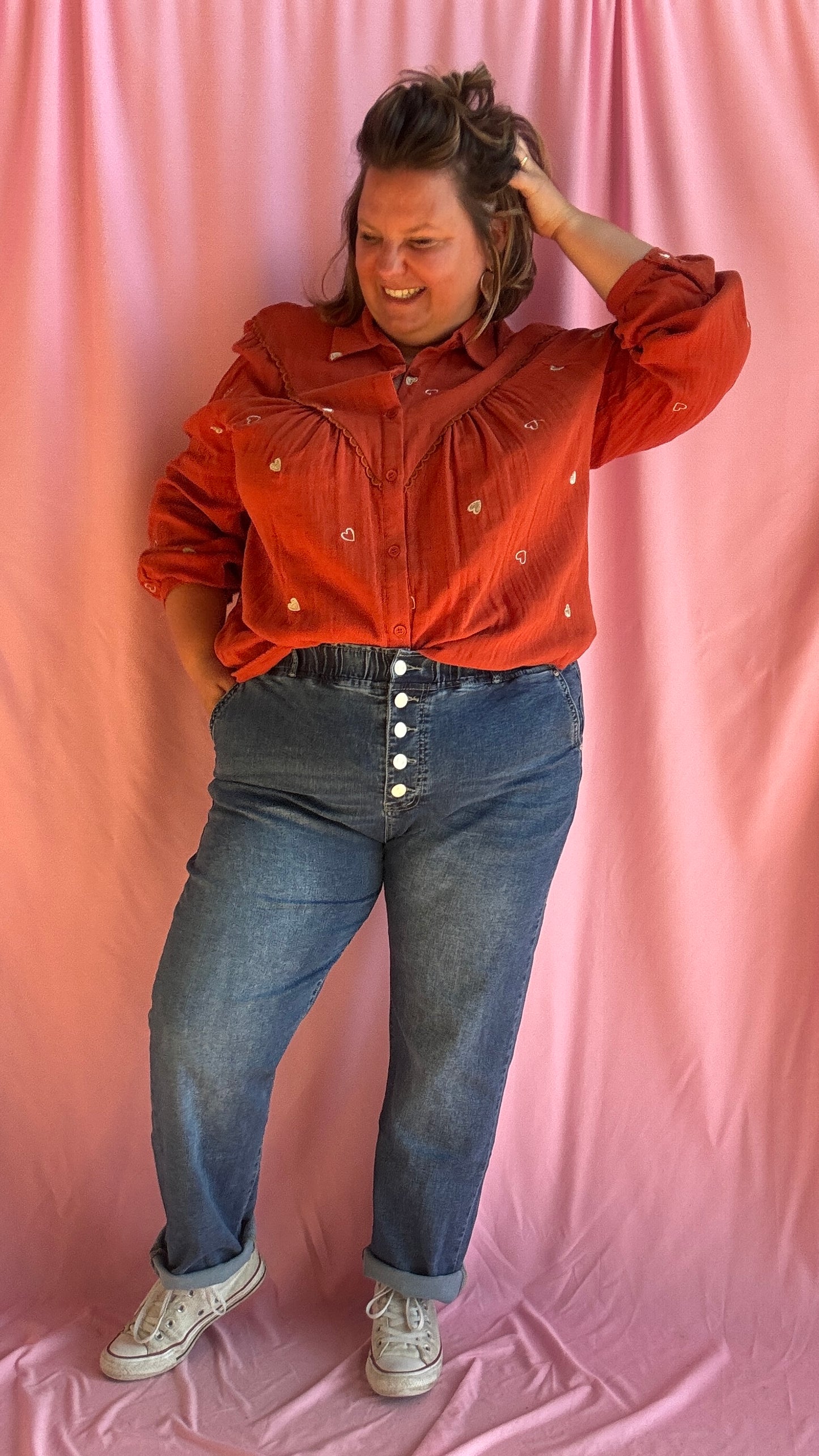 Découvrez le jean grande taille foncé parfait pour allier confort, maintien et style. Sa taille haute avec large bandeau élastique et ses 5 boutons apparents assurent un maintien optimal tout en sublimant la silhouette.