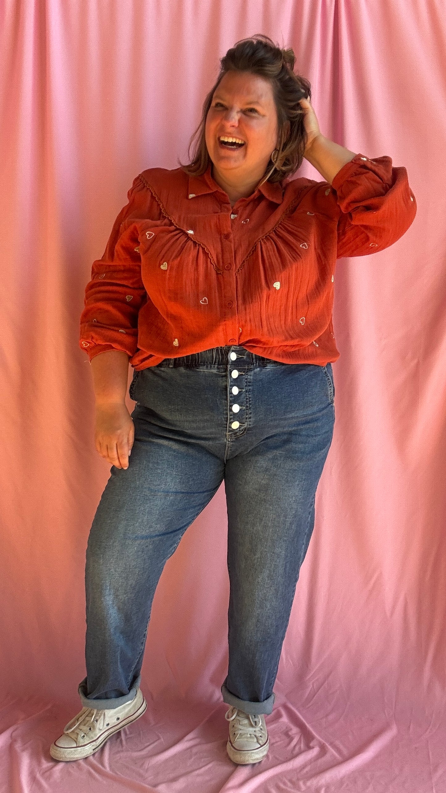 Découvrez le jean grande taille foncé parfait pour allier confort, maintien et style. Sa taille haute avec large bandeau élastique et ses 5 boutons apparents assurent un maintien optimal tout en sublimant la silhouette.
