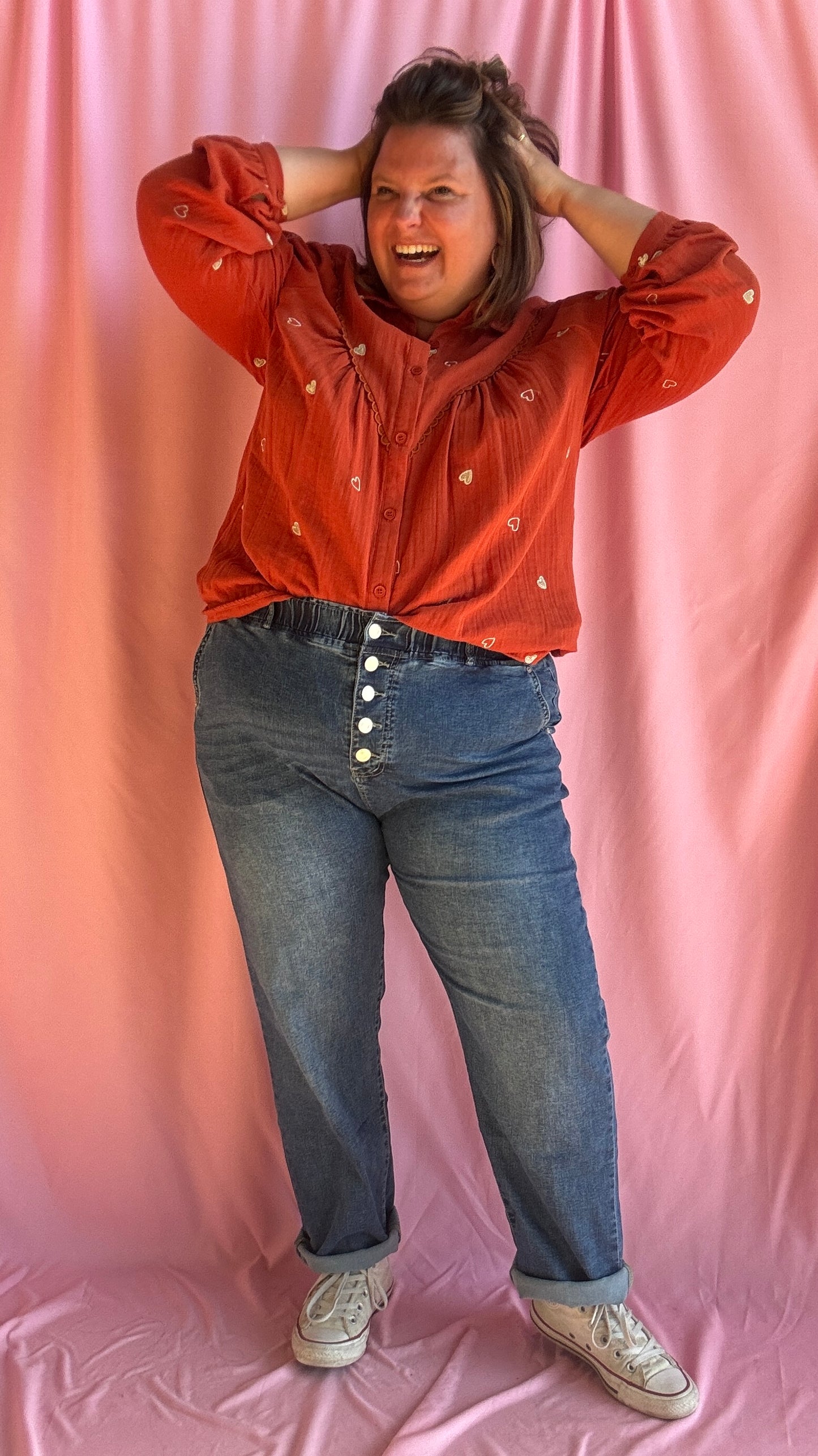 Découvrez le jean grande taille foncé parfait pour allier confort, maintien et style. Sa taille haute avec large bandeau élastique et ses 5 boutons apparents assurent un maintien optimal tout en sublimant la silhouette.