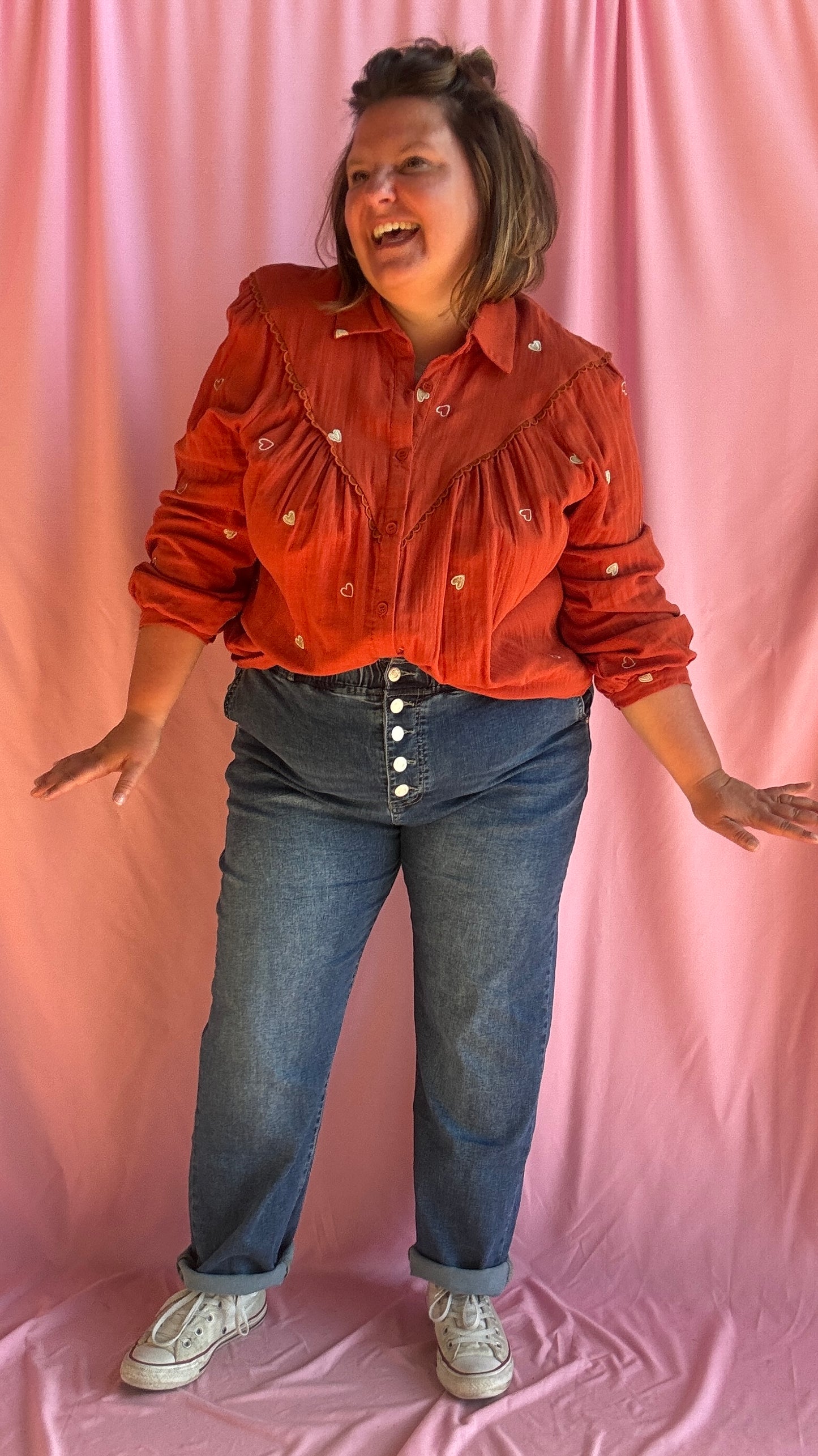 Découvrez le jean grande taille foncé parfait pour allier confort, maintien et style. Sa taille haute avec large bandeau élastique et ses 5 boutons apparents assurent un maintien optimal tout en sublimant la silhouette.