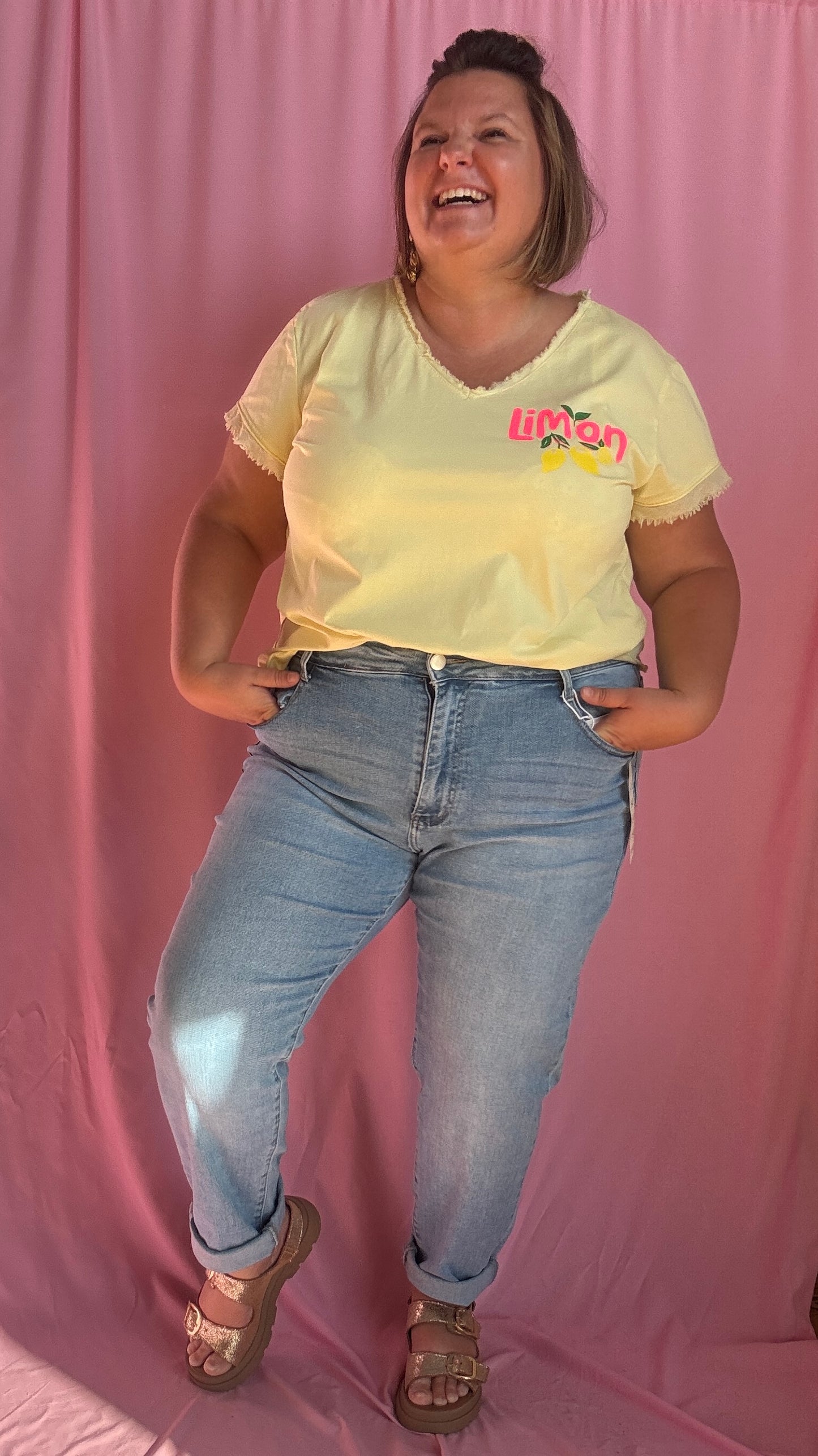 Un jean grande taille clair arty à souhait, avec son superbe détail de broderie fleurie colorée (rose, jaune…) brodée sur les fesses