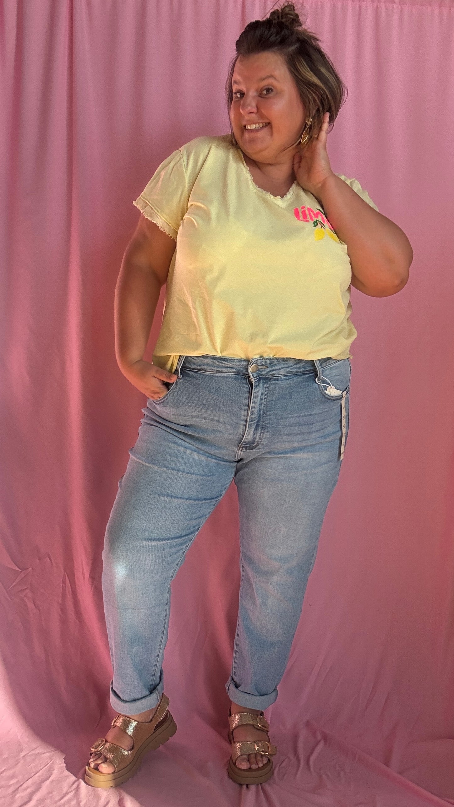 Un tee-shirt grande taille jaune qui respire l'été, la fraîcheur et la bonne humeur , ce modèle Lemoncello apporte une touche fruitée à ton look
