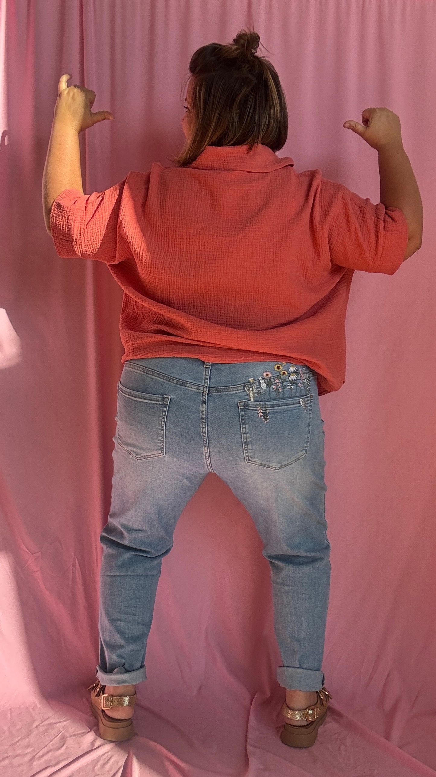 Un jean grande taille clair arty à souhait, avec son superbe détail de broderie fleurie colorée (rose, jaune…) brodée sur les fesses