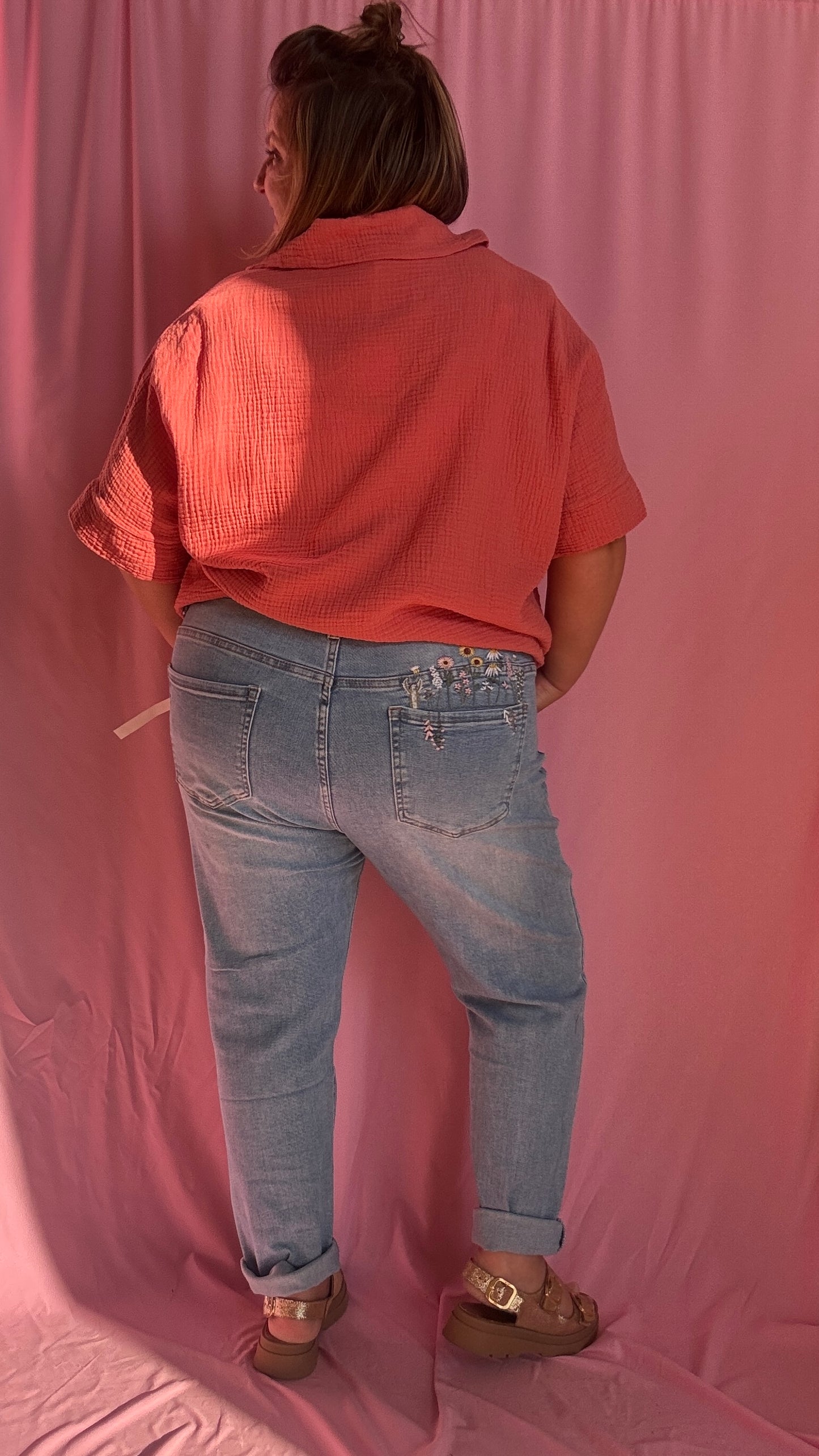 Un jean grande taille clair arty à souhait, avec son superbe détail de broderie fleurie colorée (rose, jaune…) brodée sur les fesses