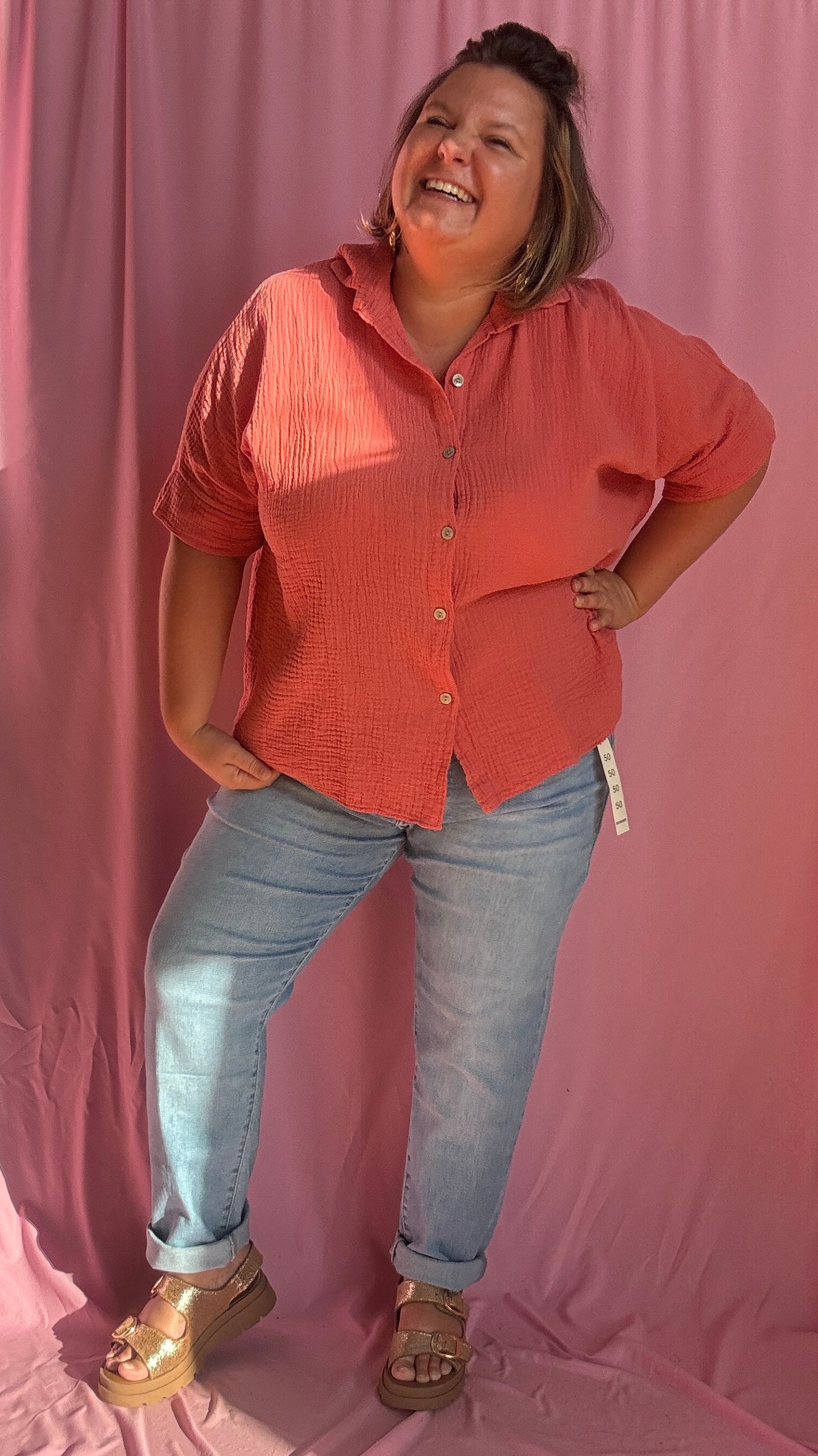 Un jean grande taille clair arty à souhait, avec son superbe détail de broderie fleurie colorée (rose, jaune…) brodée sur les fesses