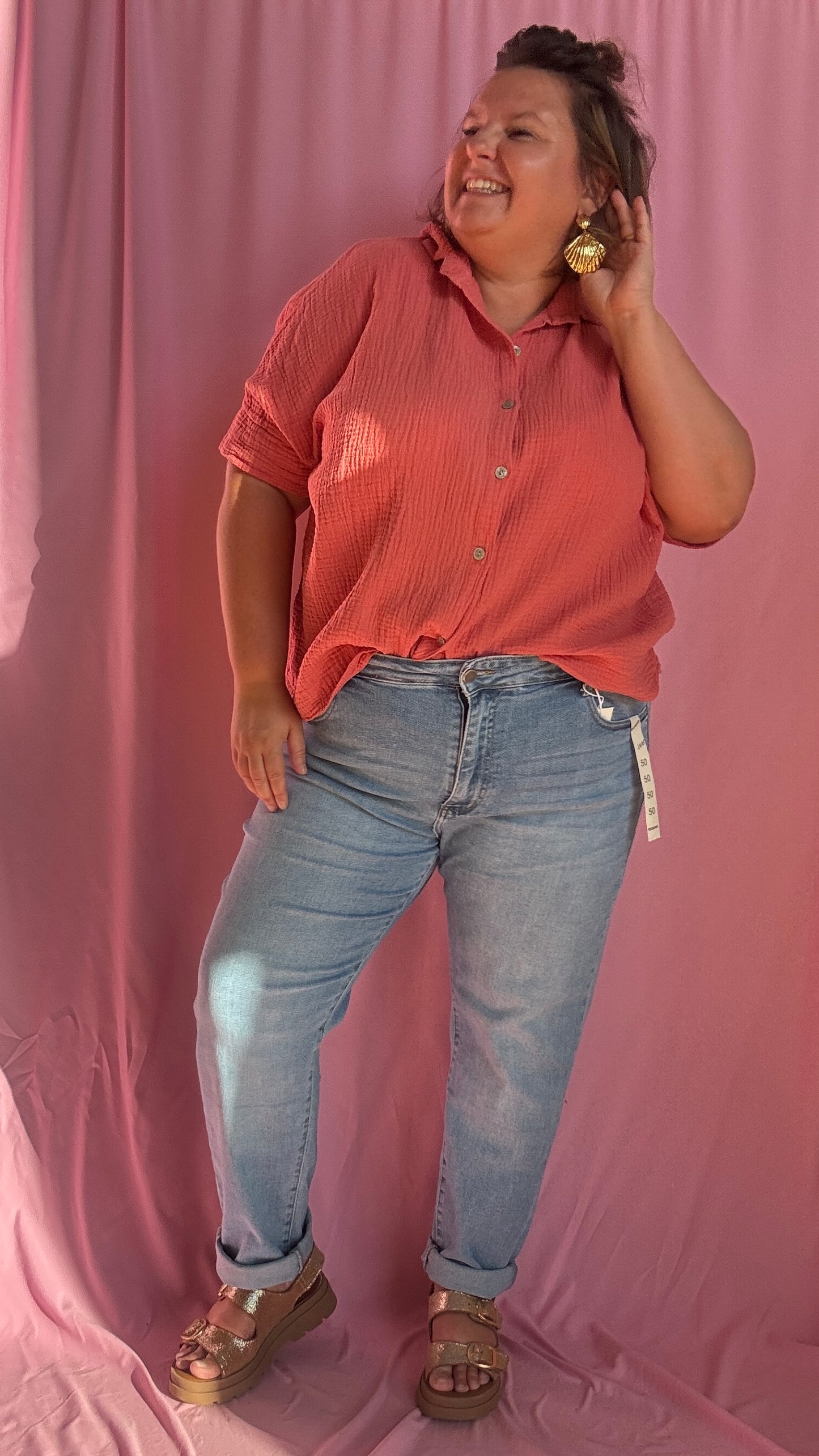 Un jean grande taille clair arty à souhait, avec son superbe détail de broderie fleurie colorée (rose, jaune…) brodée sur les fesses