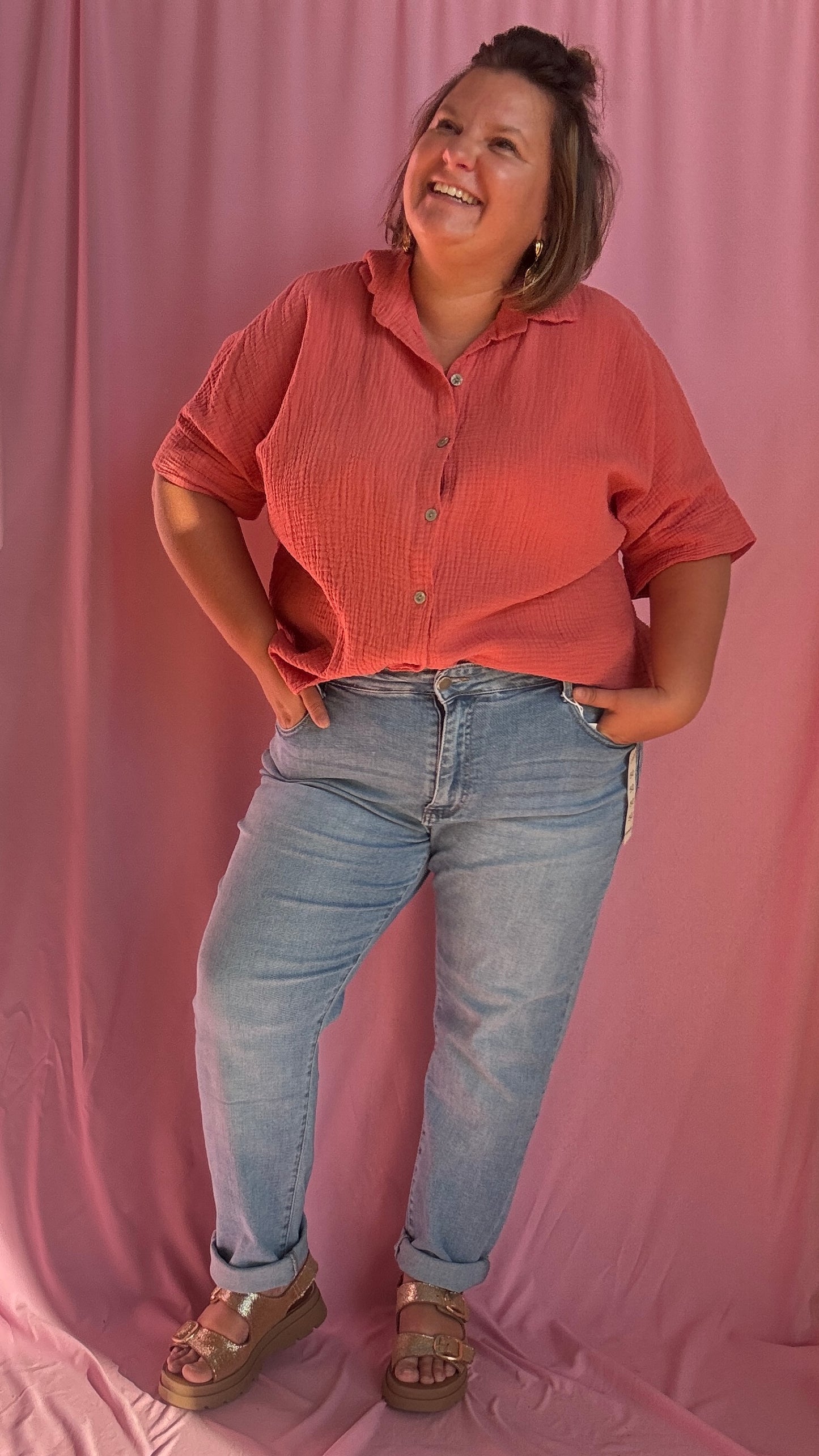 Un jean grande taille clair arty à souhait, avec son superbe détail de broderie fleurie colorée (rose, jaune…) brodée sur les fesses