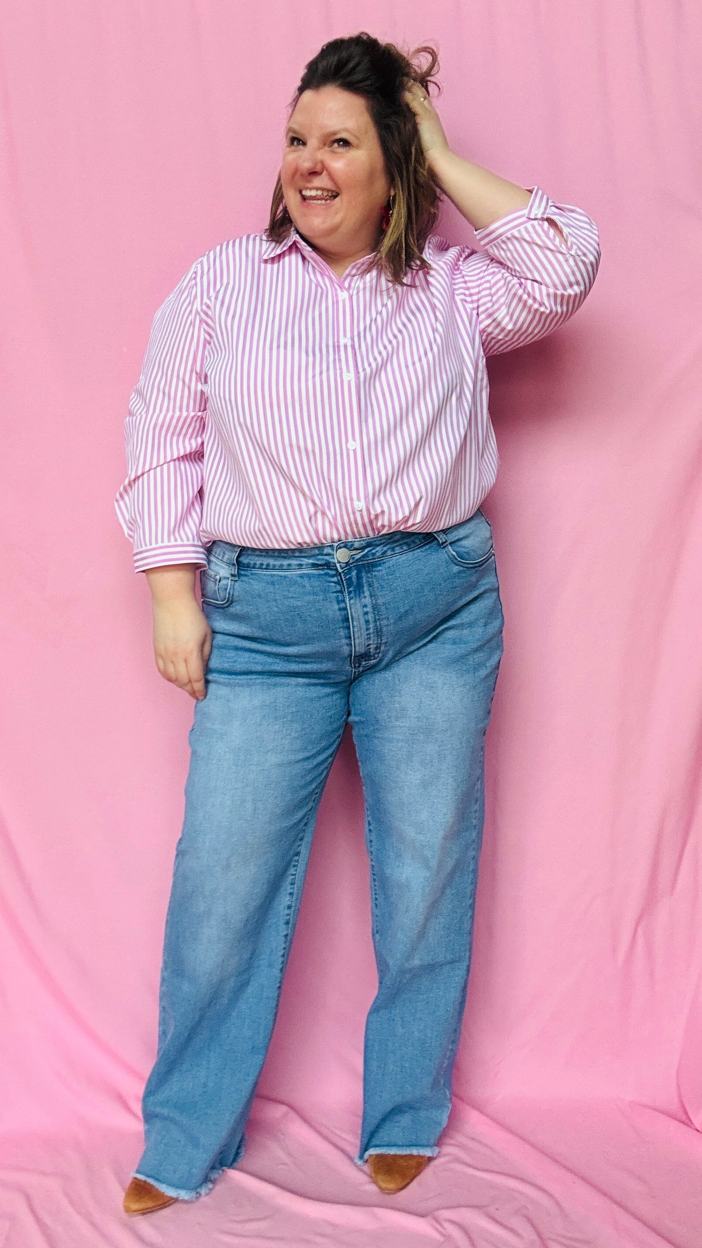 Ce jean wide leg grande taille clair est un indispensable du dressing pour celles qui recherchent à la fois style, confort et originalité.