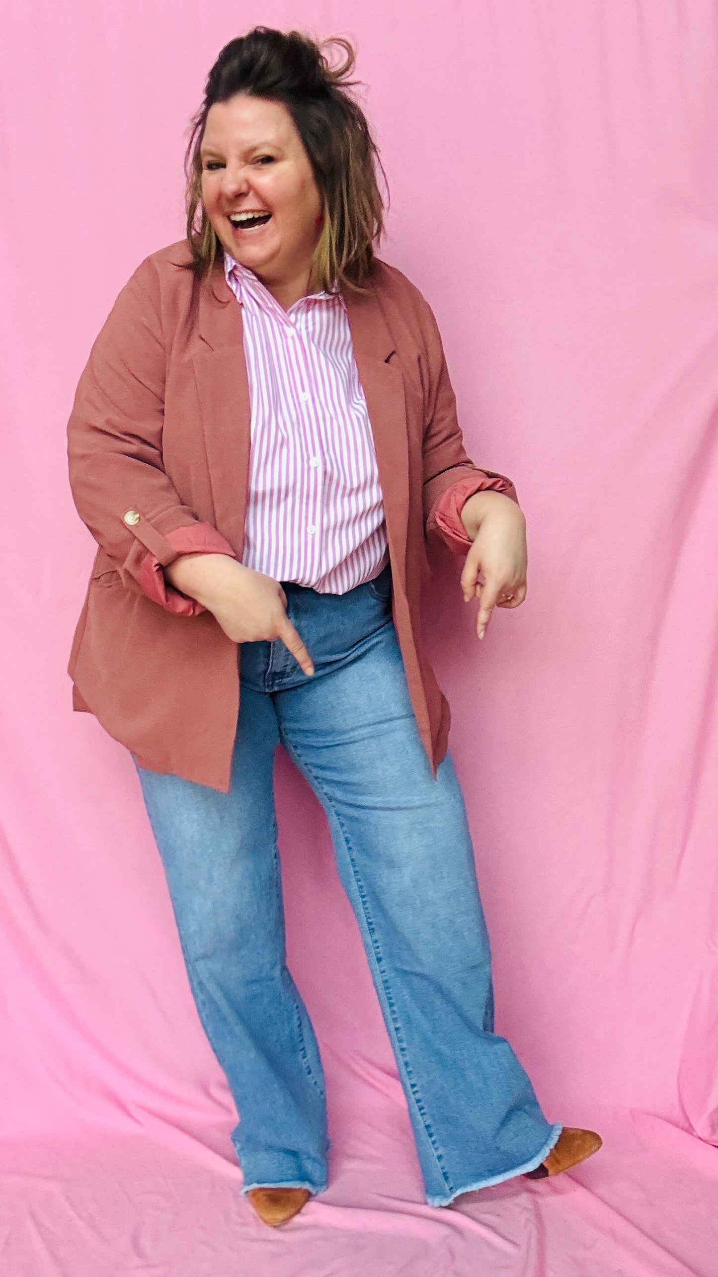 Ce jean wide leg grande taille clair est un indispensable du dressing pour celles qui recherchent à la fois style, confort et originalité.