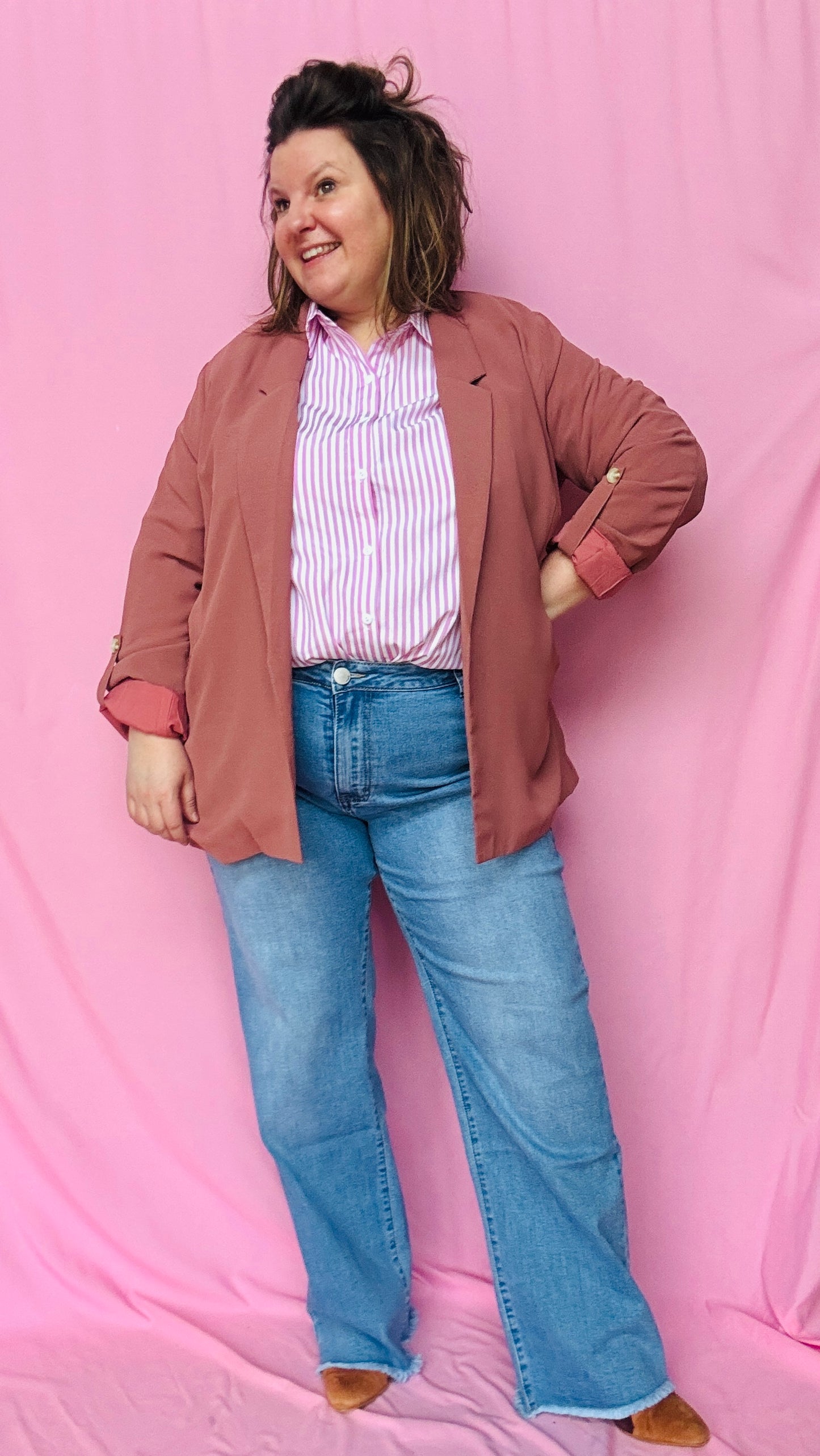 Ce jean wide leg grande taille clair est un indispensable du dressing pour celles qui recherchent à la fois style, confort et originalité.