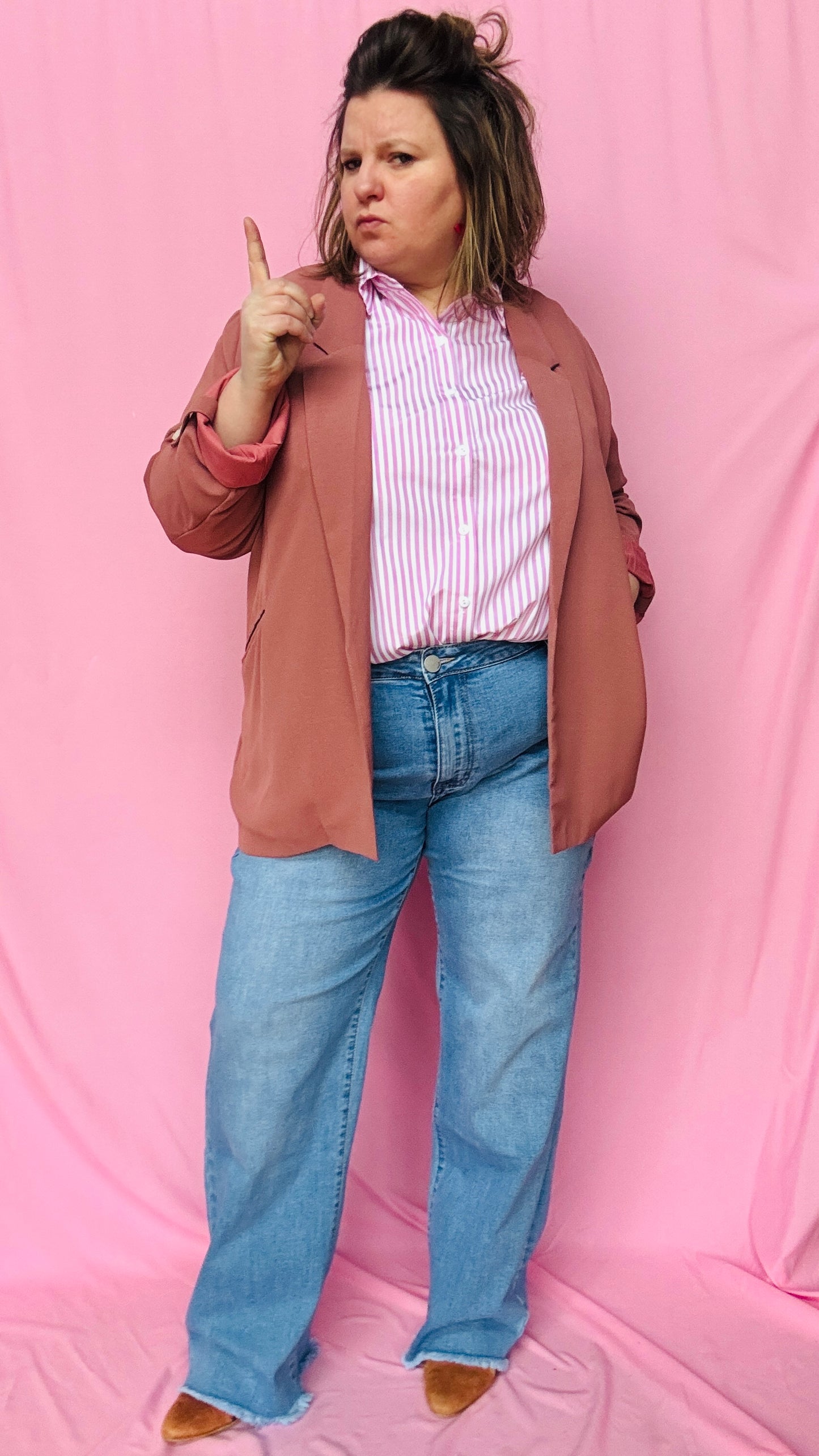 Ce jean wide leg grande taille clair est un indispensable du dressing pour celles qui recherchent à la fois style, confort et originalité.