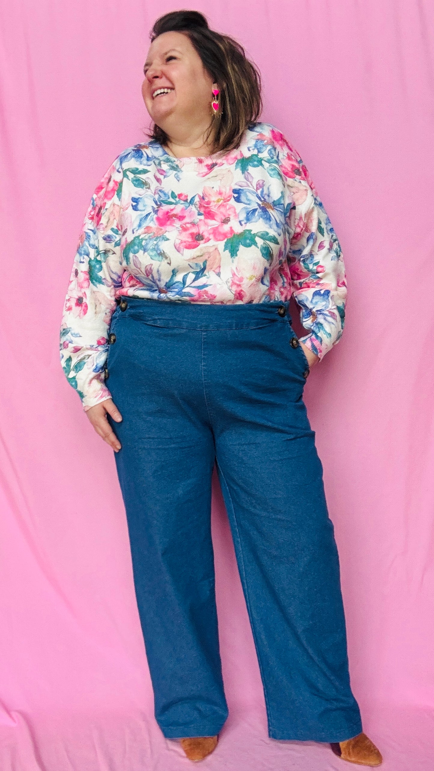 Découvrez ce jean grande taille bleu clair
coupe droite et taille haute, avec 3 gros boutons décoratifs sur les hanches. Disponible en jean clair ou foncé, du 42 au 54