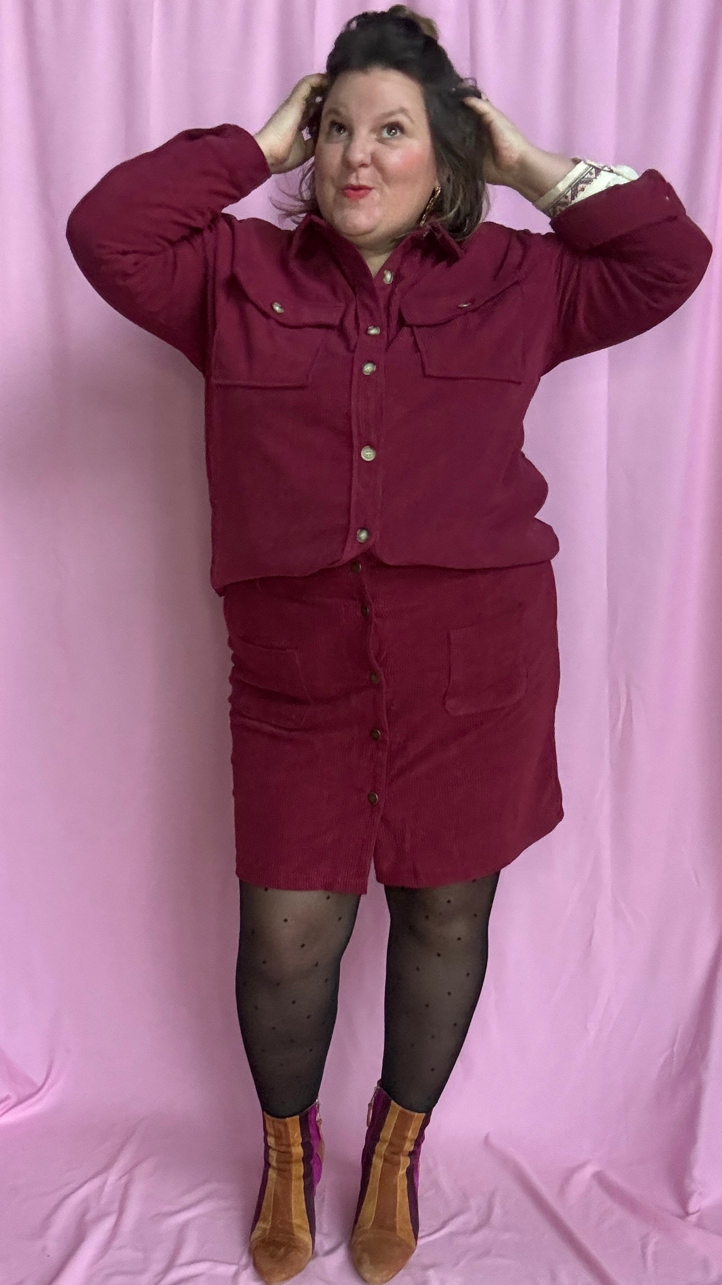 Jupe courte en velours grande taille, bordeau alliant confort, élégance et petit côté glam chic