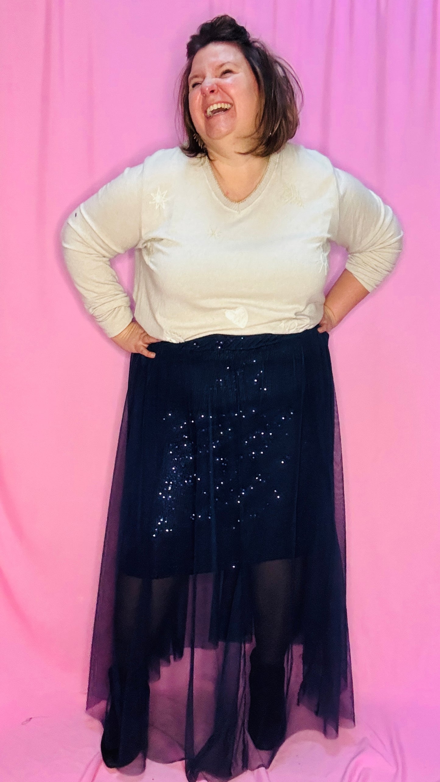 Cette jupe longue grande taille bleu marine avec sequins et tulle est un choix parfait pour celles qui souhaitent se démarquer avec élégance et légèreté . Une pièce chic et unique qui fera sensation lors de vos événements !