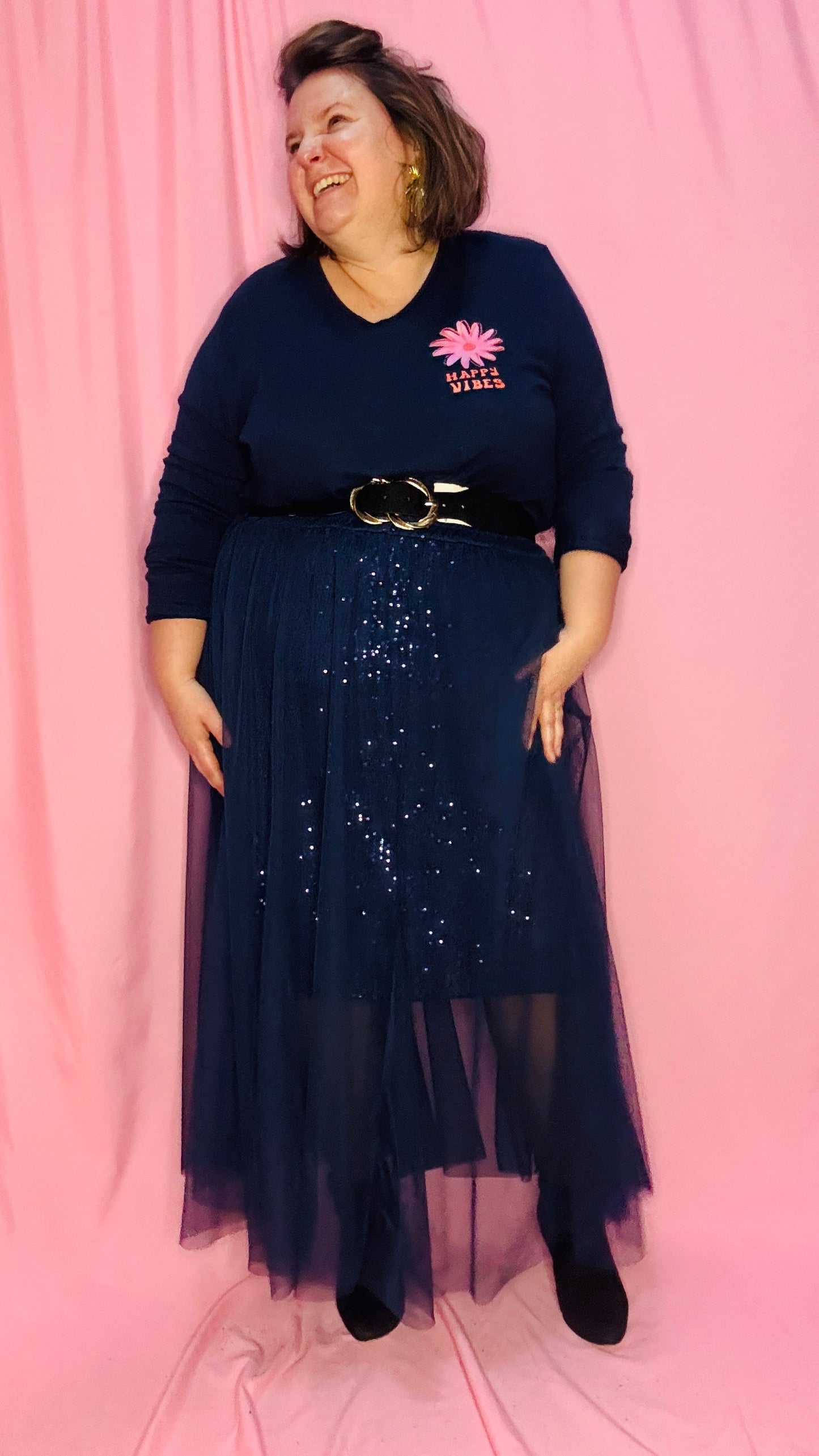 Cette jupe longue grande taille bleu marine avec sequins et tulle est un choix parfait pour celles qui souhaitent se démarquer avec élégance et légèreté . Une pièce chic et unique qui fera sensation lors de vos événements !