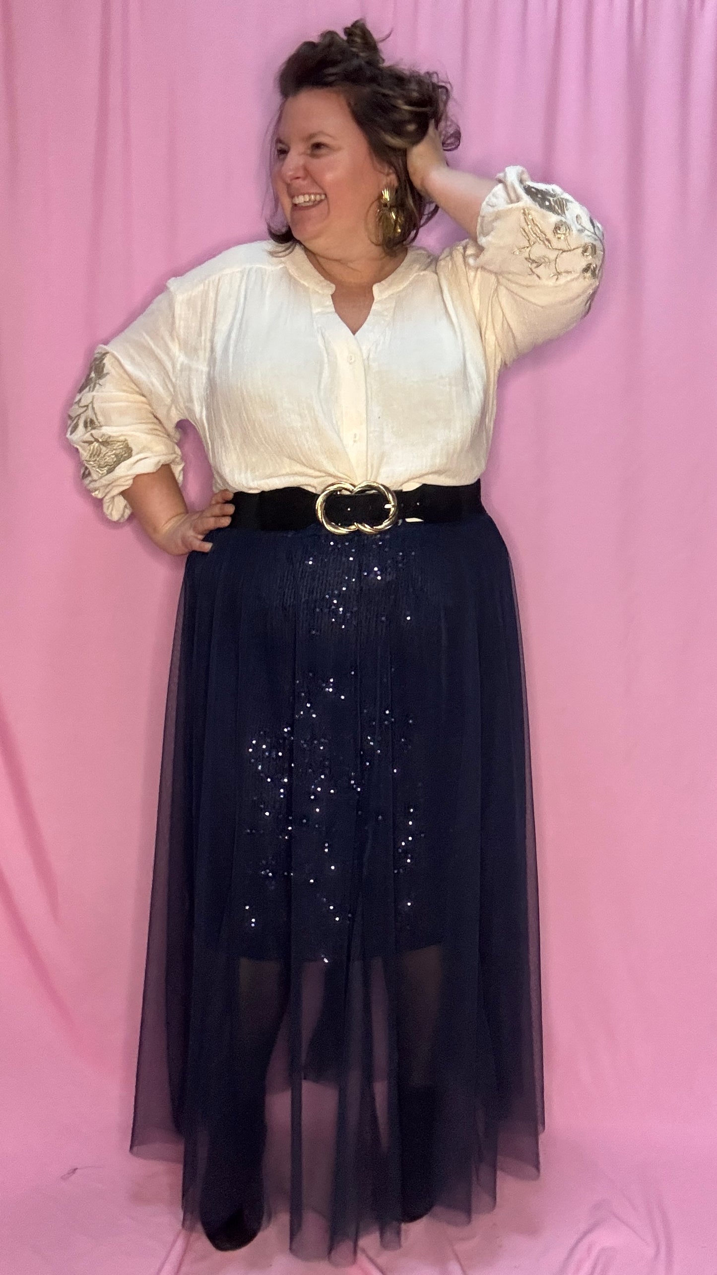 Cette jupe longue grande taille bleu marine avec sequins et tulle est un choix parfait pour celles qui souhaitent se démarquer avec élégance et légèreté . Une pièce chic et unique qui fera sensation lors de vos événements !