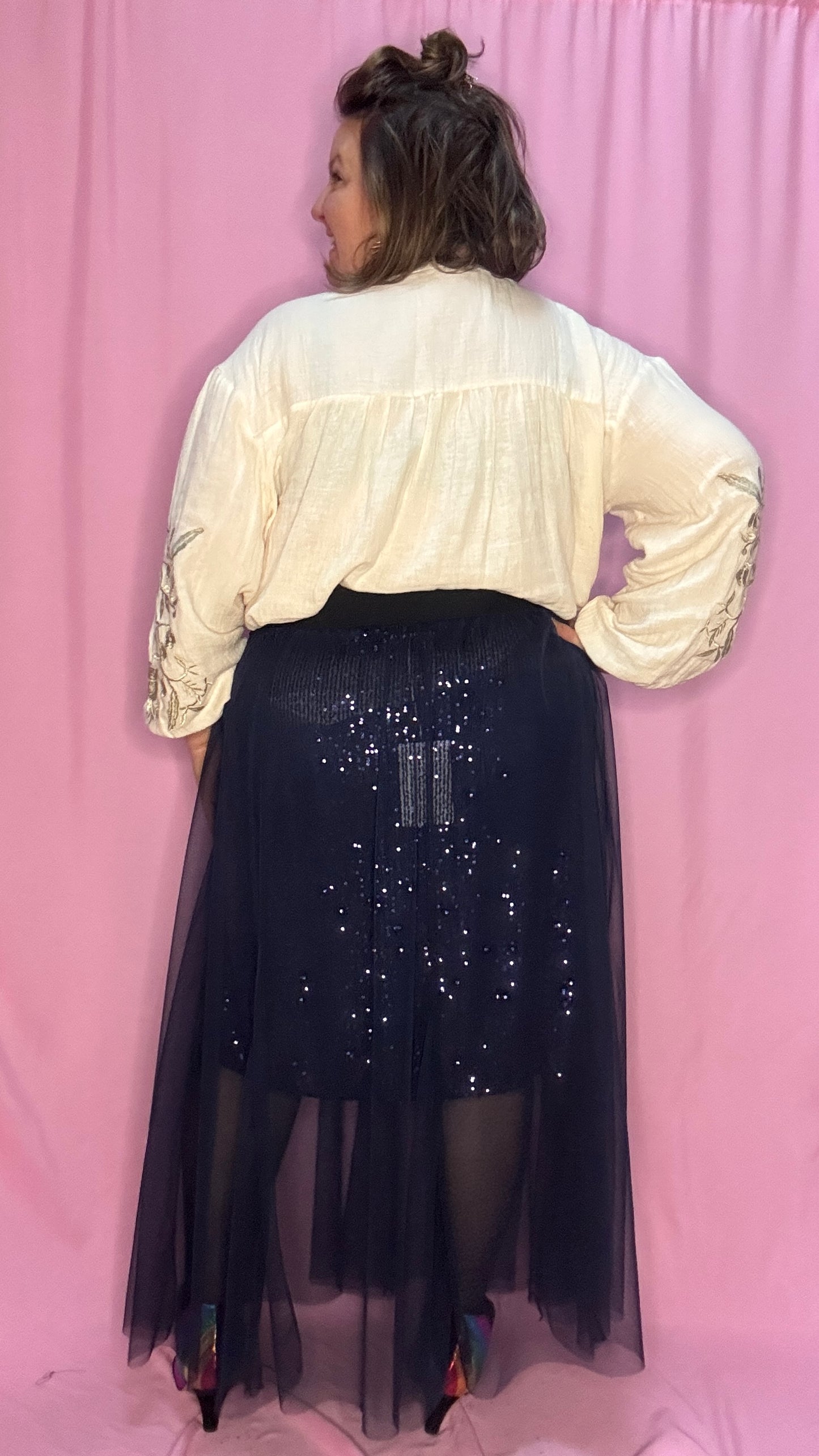 Cette jupe longue grande taille bleu marine avec sequins et tulle est un choix parfait pour celles qui souhaitent se démarquer avec élégance et légèreté . Une pièce chic et unique qui fera sensation lors de vos événements !