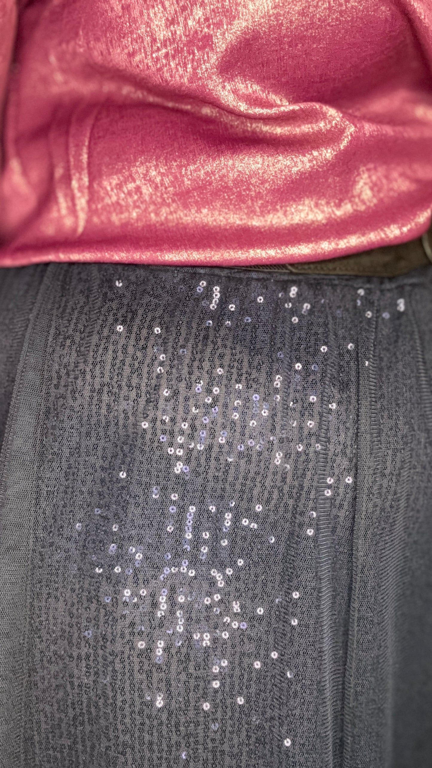 Cette jupe longue grande taille bleu marine avec sequins et tulle est un choix parfait pour celles qui souhaitent se démarquer avec élégance et légèreté . Une pièce chic et unique qui fera sensation lors de vos événements !