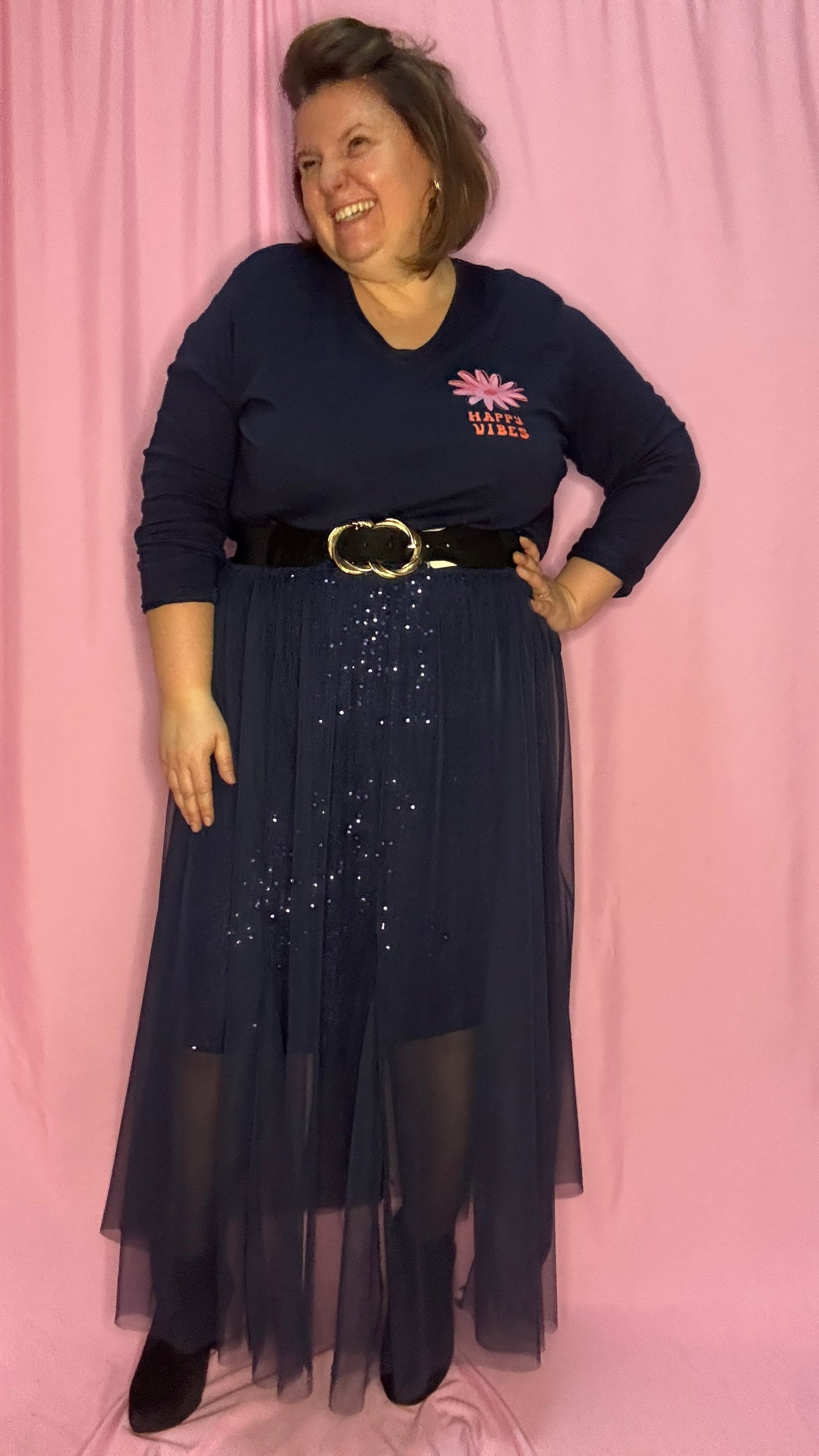 Cette jupe longue grande taille bleu marine avec sequins et tulle est un choix parfait pour celles qui souhaitent se démarquer avec élégance et légèreté . Une pièce chic et unique qui fera sensation lors de vos événements !