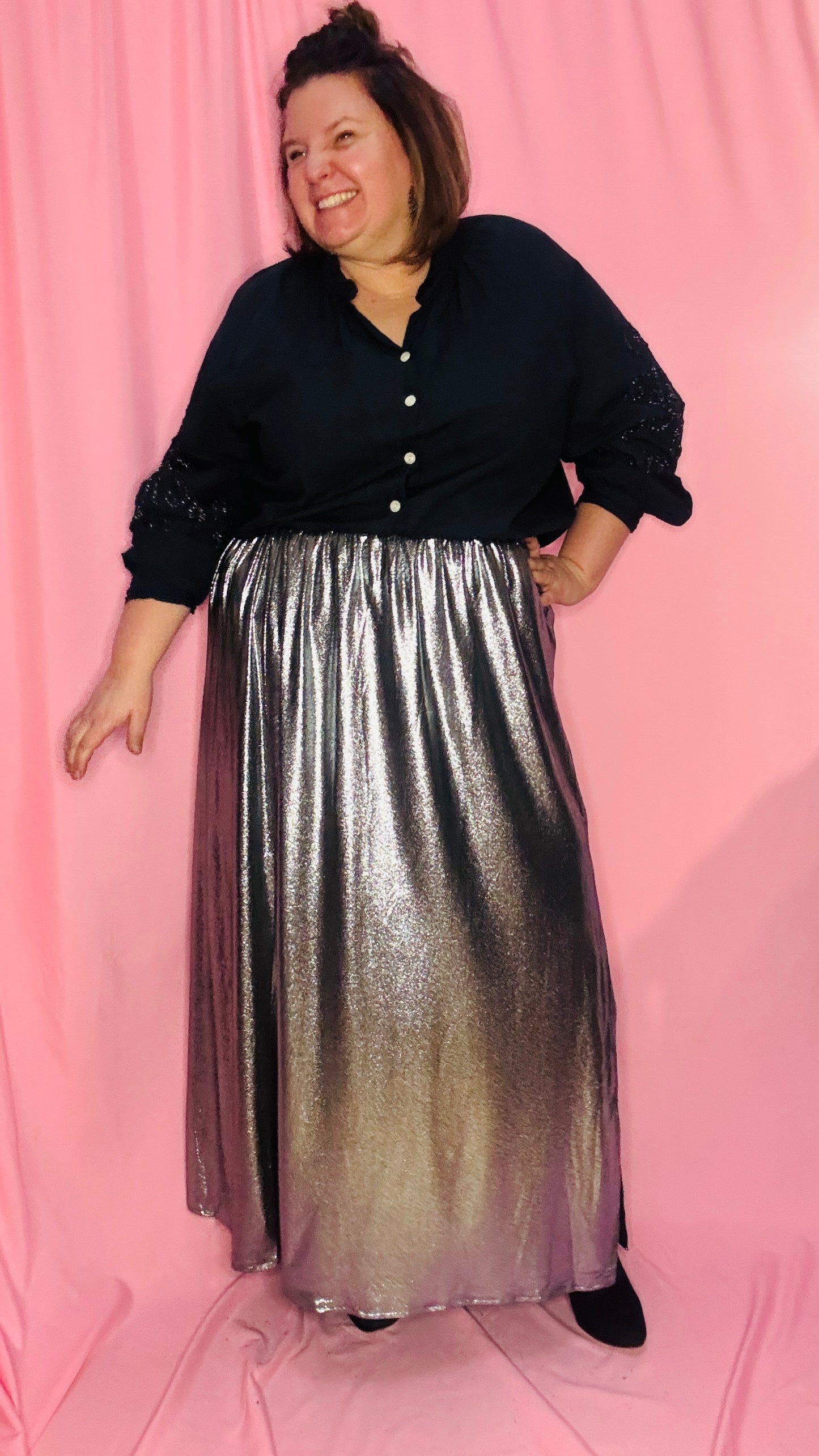 Cette jupe longue grande taille argentée brillante est la pièce incontournable pour celles qui souhaitent allier confort , éclat et audace . Une valeur sûre pour illuminer vos moments festifs ou sublimer vos looks du quotidien !