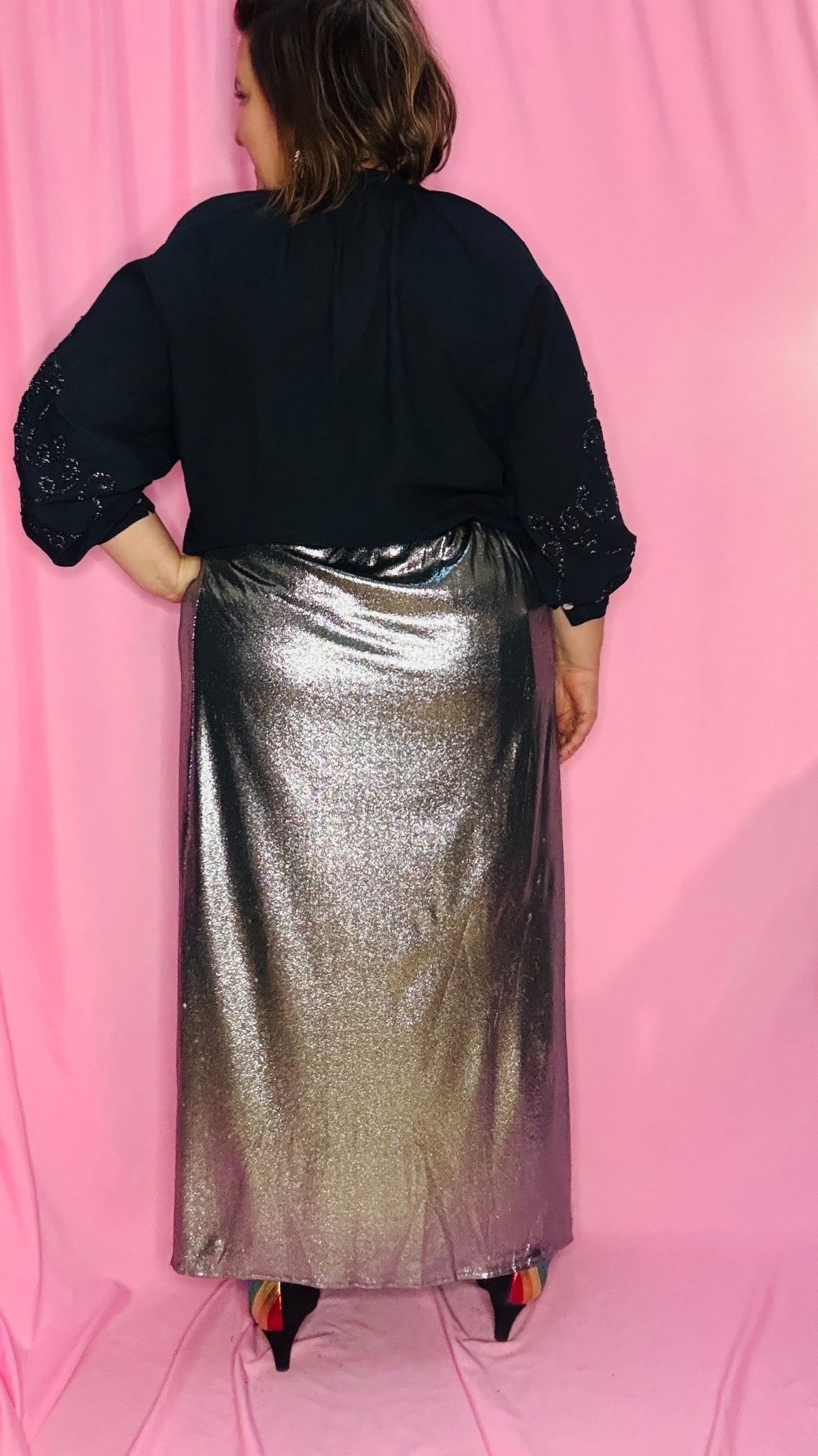 Cette jupe longue grande taille argentée brillante est la pièce incontournable pour celles qui souhaitent allier confort , éclat et audace . Une valeur sûre pour illuminer vos moments festifs ou sublimer vos looks du quotidien !