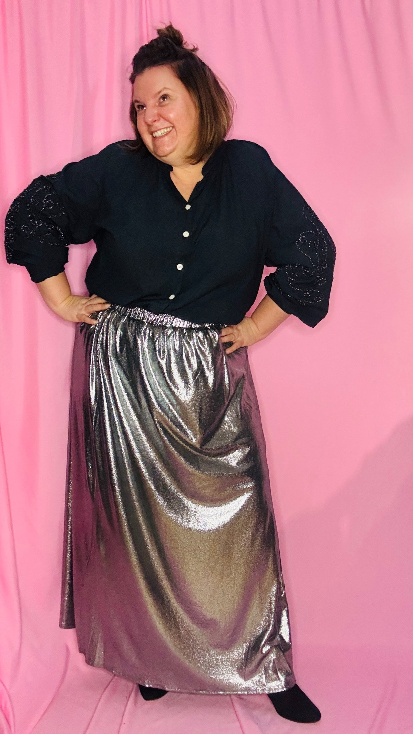 Cette jupe longue grande taille argentée brillante est la pièce incontournable pour celles qui souhaitent allier confort , éclat et audace . Une valeur sûre pour illuminer vos moments festifs ou sublimer vos looks du quotidien !