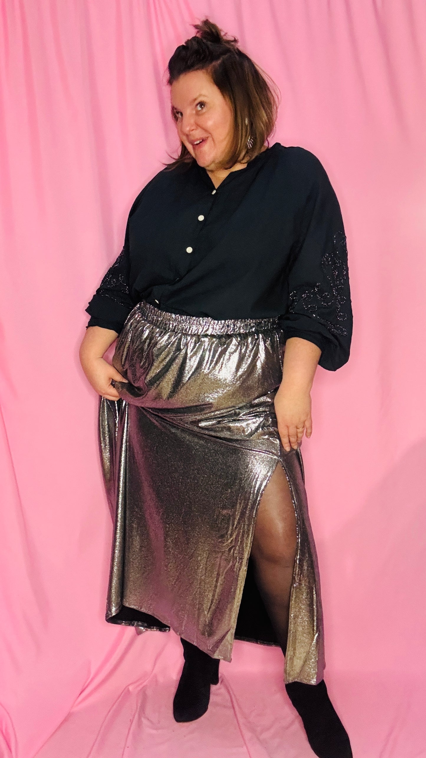Cette jupe longue grande taille argentée brillante est la pièce incontournable pour celles qui souhaitent allier confort , éclat et audace . Une valeur sûre pour illuminer vos moments festifs ou sublimer vos looks du quotidien !