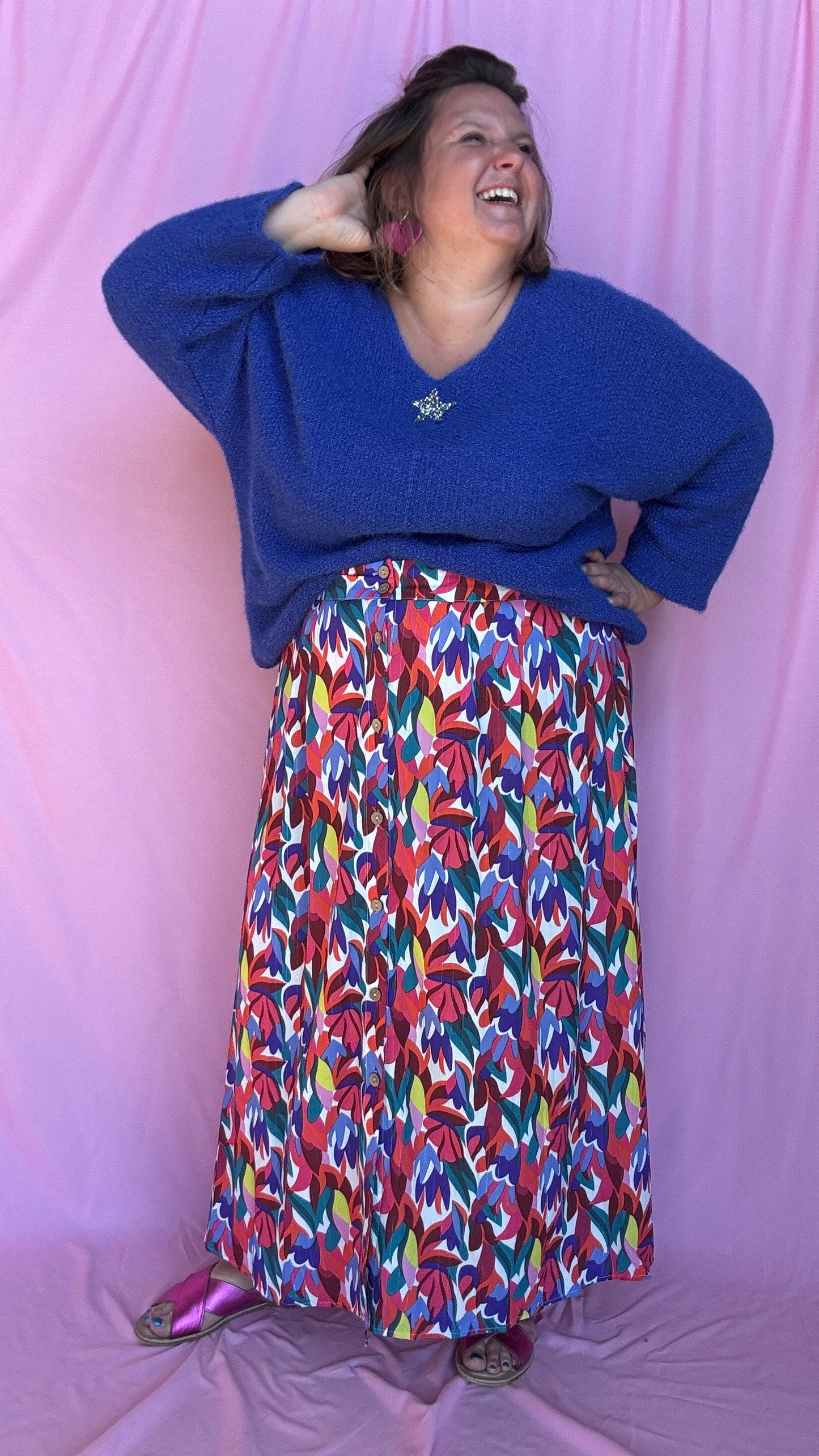 Mettez de la joie dans vos tenues avec cette jupe longue grande taille aux motifs multicolores ! 💛💙💗 Une véritable ode à la vitalité avec ses teintes vibrantes de jaune, bleu, rose, rouge, vert et blanc,