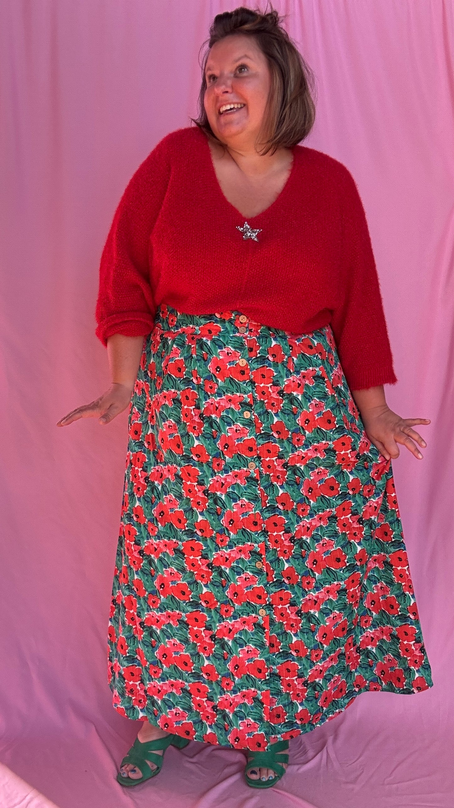 Ajoutez une touche de fraîcheur à votre dressing avec cette jupe longue grande taille aux motifs fleuris rouge et vert 🌺🌿. Une pièce pleine de charme et de douceur, idéale pour apporter de la vie et du style à vos tenues du quotidien.