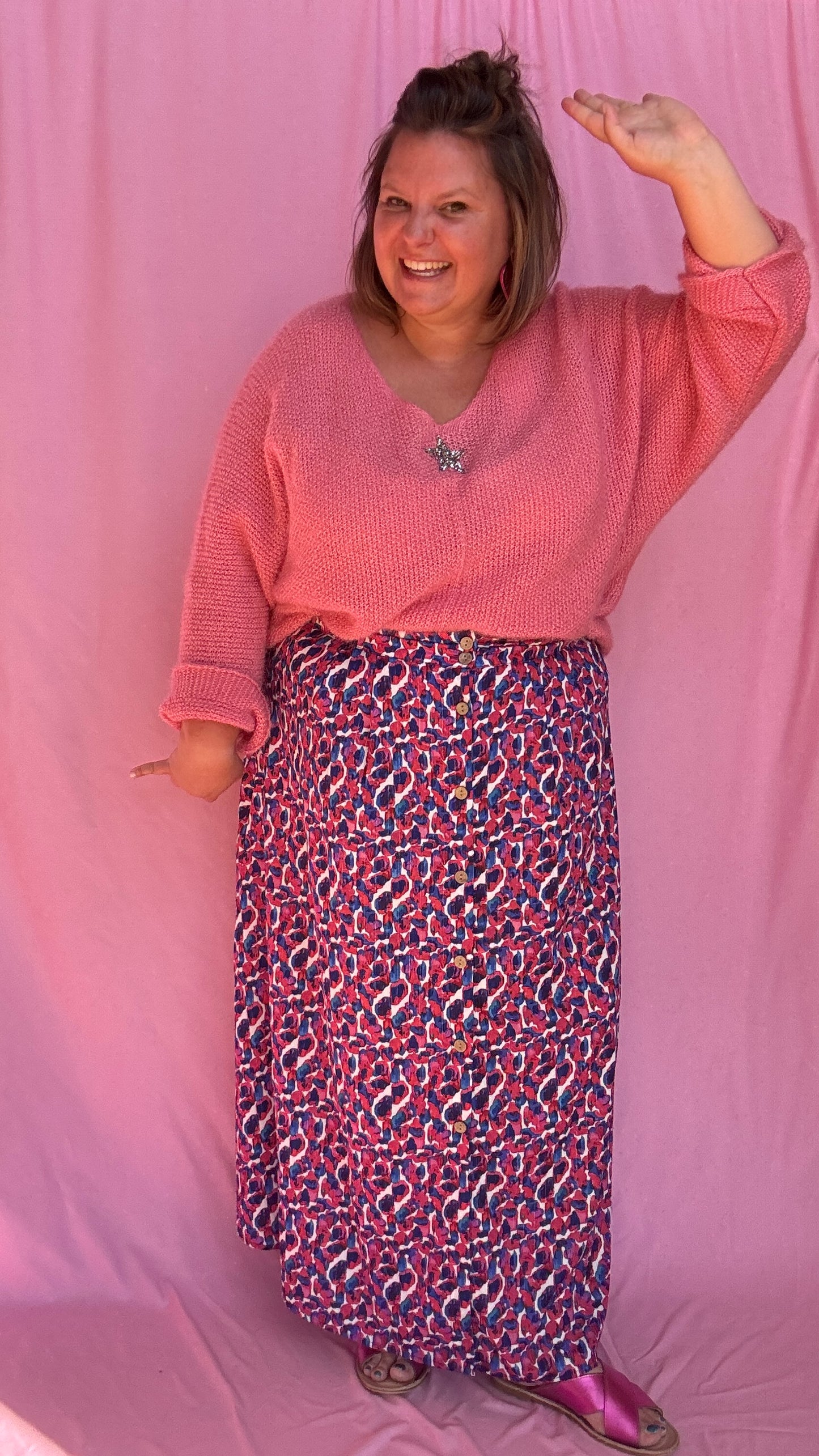 Apportez de la gaieté et de la légèreté à vos tenues avec cette jupe longue grande taille aux motifs blanc, bleu et rose. Une pièce pleine de fraîcheur qui donne un coup d’éclat à vos looks tout en vous garantissant un confort absolu.