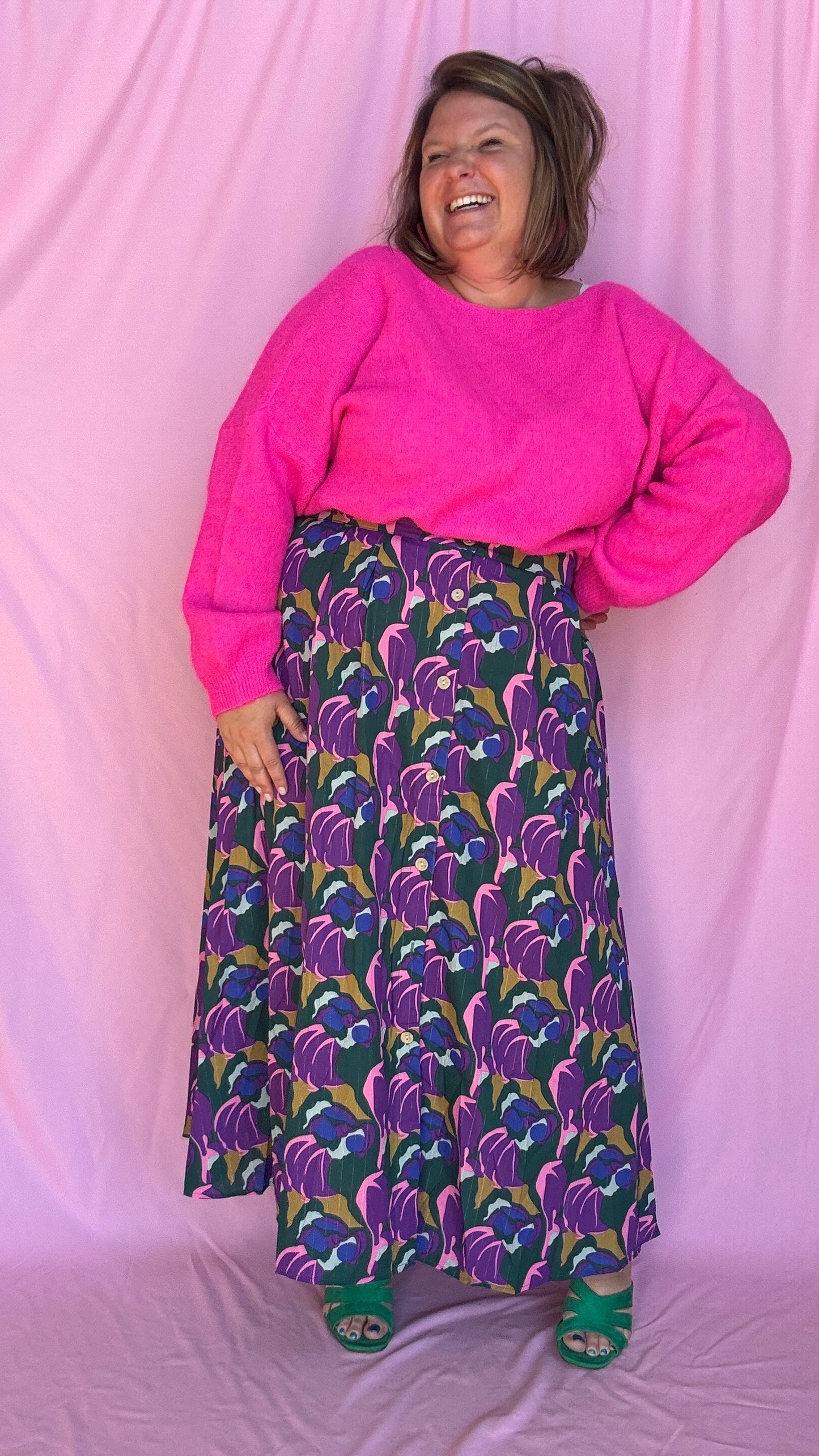 Mettez de la vie dans vos tenues avec cette jupe longue grande taille aux motifs colorés violet, vert, rose et bleu. Une pièce vibrante et originale qui insuffle de la bonne humeur et du style à n’importe quel look !