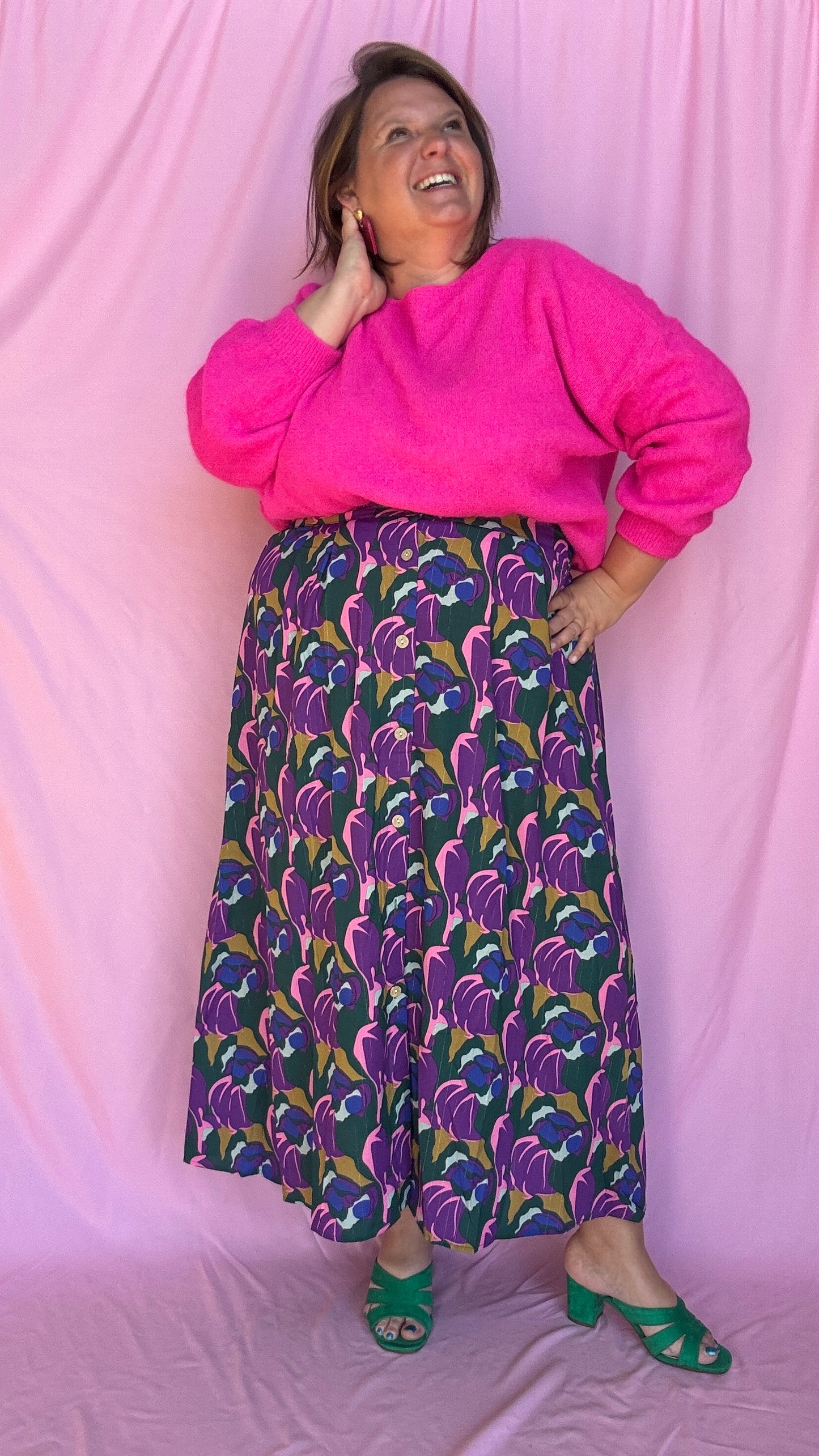 Mettez de la vie dans vos tenues avec cette jupe longue grande taille aux motifs colorés violet, vert, rose et bleu. Une pièce vibrante et originale qui insuffle de la bonne humeur et du style à n’importe quel look !
