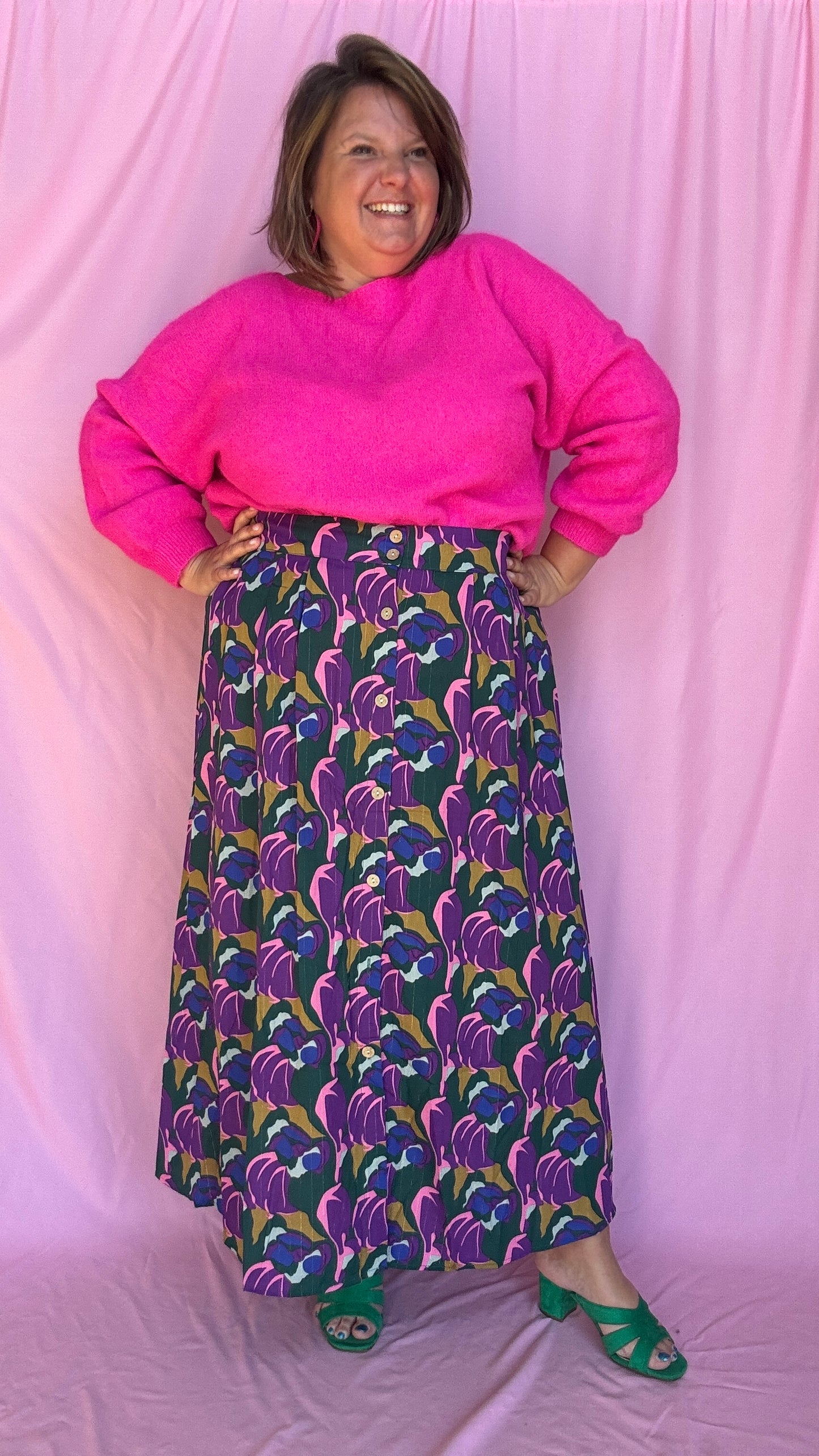 Mettez de la vie dans vos tenues avec cette jupe longue grande taille aux motifs colorés violet, vert, rose et bleu. Une pièce vibrante et originale qui insuffle de la bonne humeur et du style à n’importe quel look !