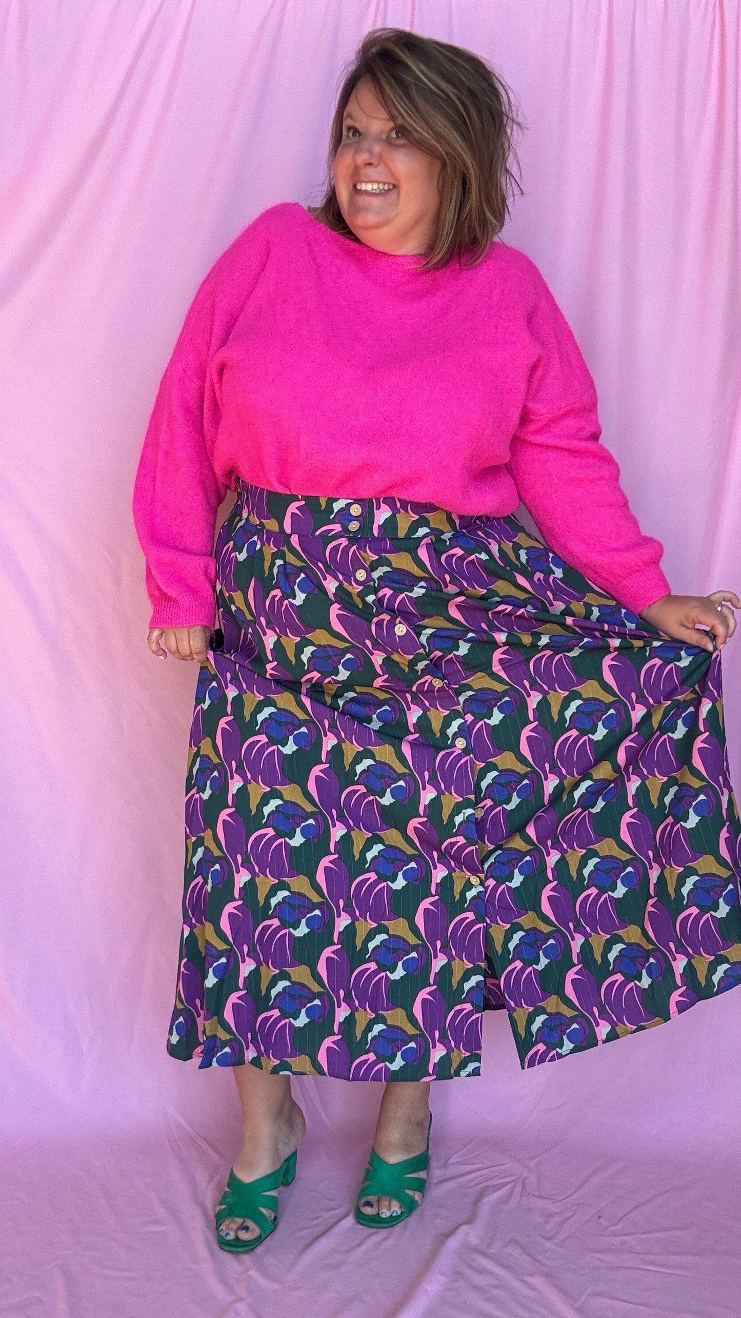 Mettez de la vie dans vos tenues avec cette jupe longue grande taille aux motifs colorés violet, vert, rose et bleu. Une pièce vibrante et originale qui insuffle de la bonne humeur et du style à n’importe quel look !