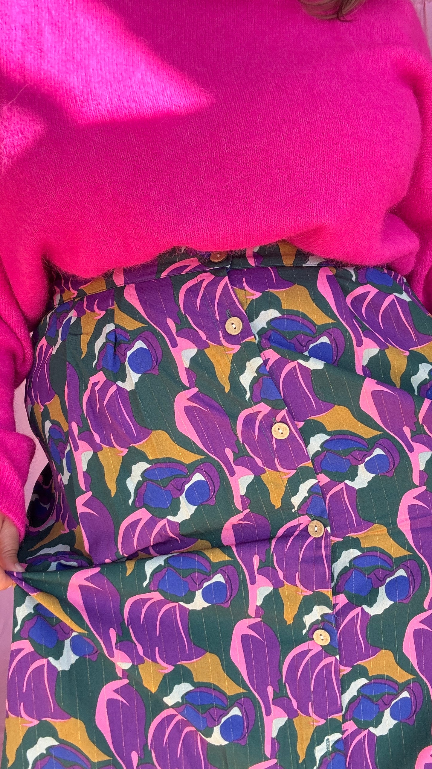 Mettez de la vie dans vos tenues avec cette jupe longue grande taille aux motifs colorés violet, vert, rose et bleu. Une pièce vibrante et originale qui insuffle de la bonne humeur et du style à n’importe quel look !