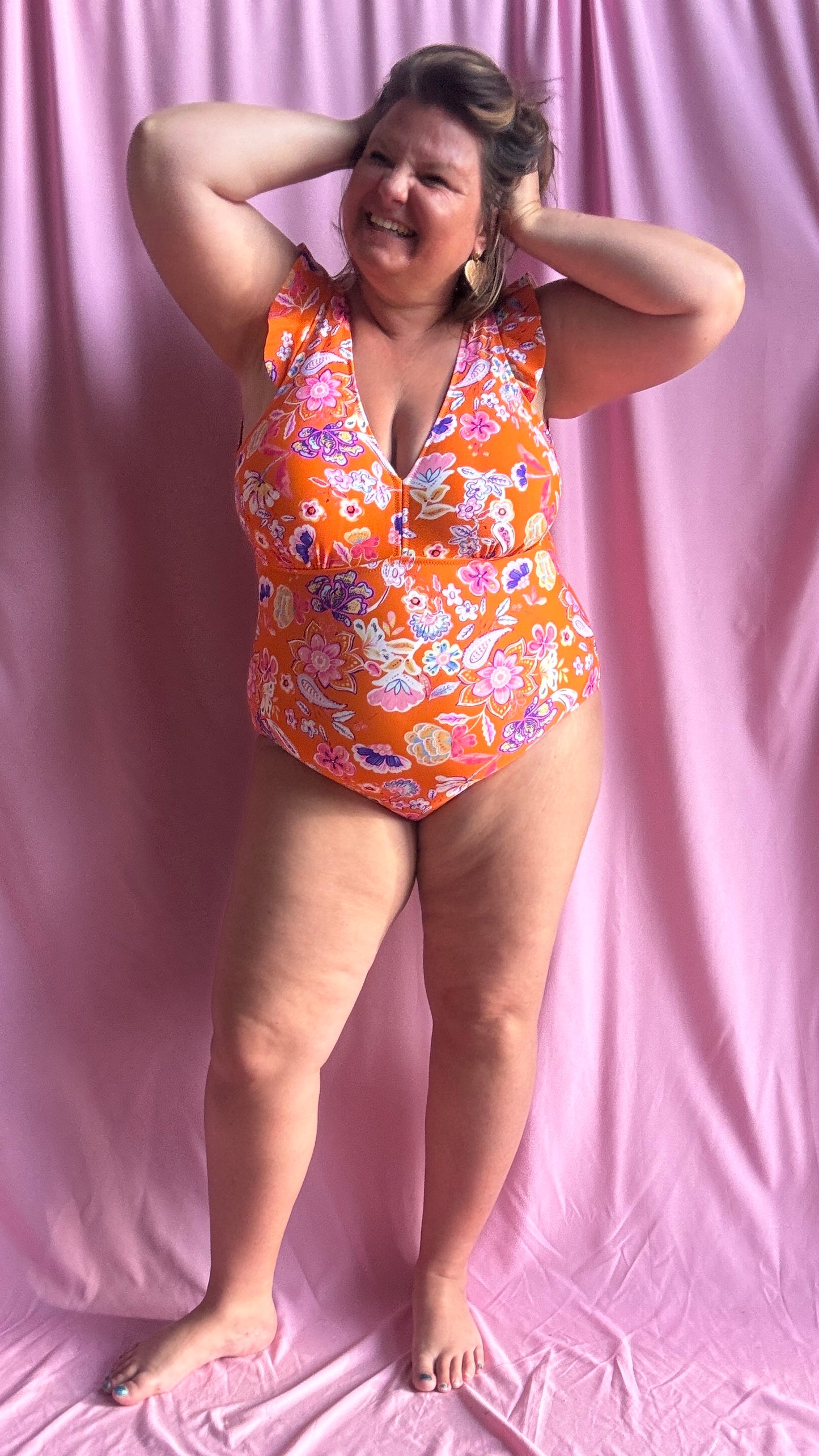 Soleil, plage et confiance en soi au rendez-vous avec ce superbe maillot de bain une pièce grande taille aux motifs fleuris dans des tons orange, rose, violet et blanc