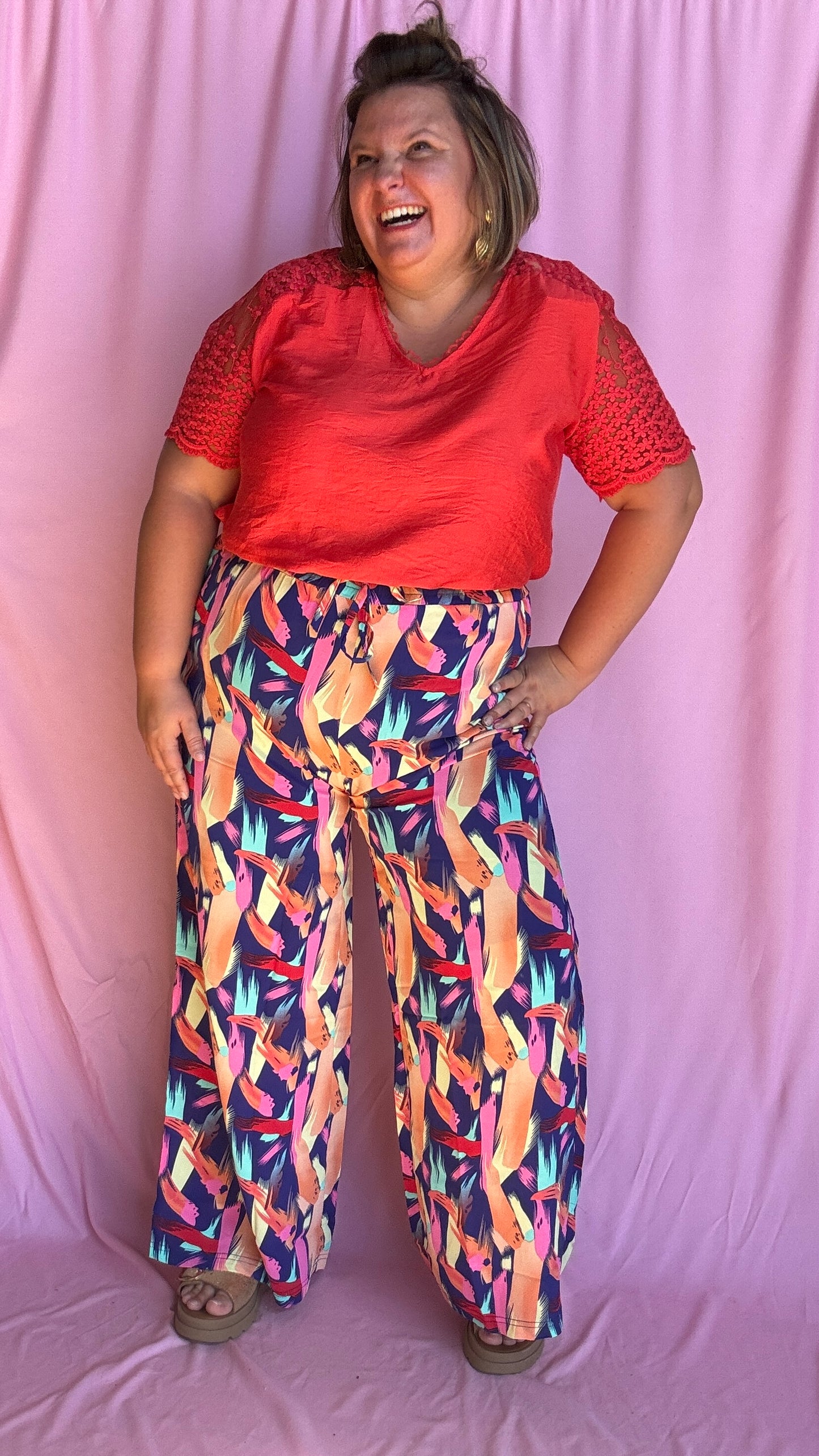 Un pantalon grande taille fluide et coloré pour illuminer toutes tes journées ! Avec ses motifs multicolors pleins de pep’s