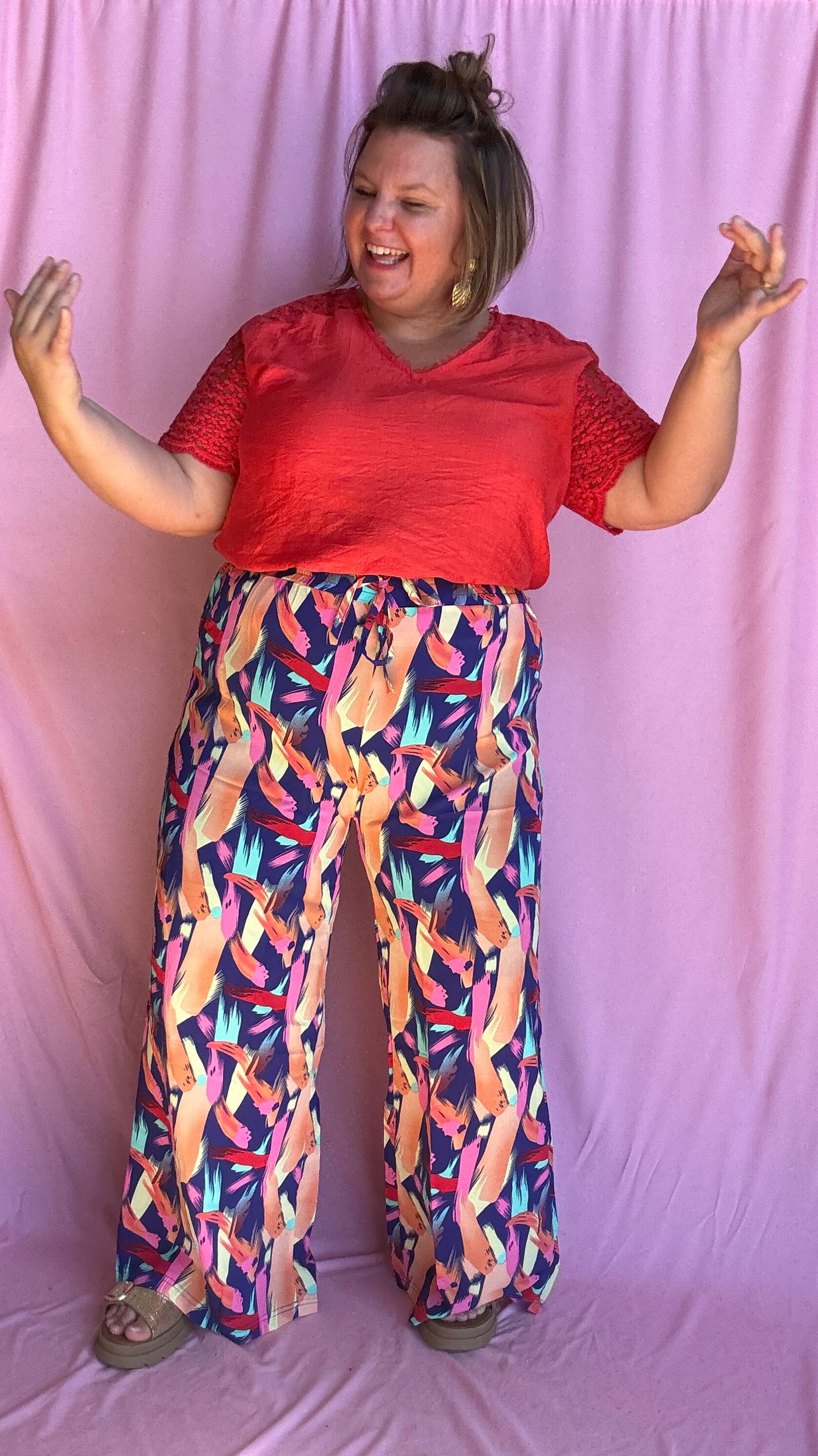 Un pantalon grande taille fluide et coloré pour illuminer toutes tes journées ! Avec ses motifs multicolors pleins de pep’s