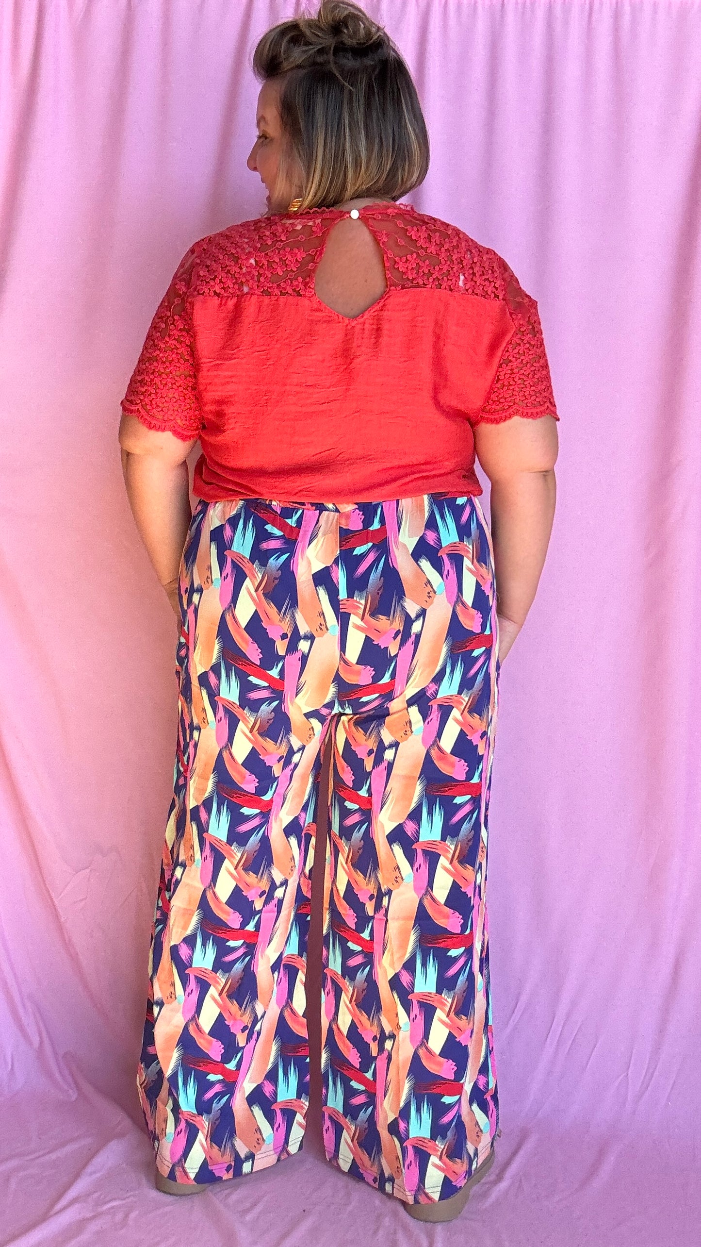 Un pantalon grande taille fluide et coloré pour illuminer toutes tes journées ! Avec ses motifs multicolors pleins de pep’s