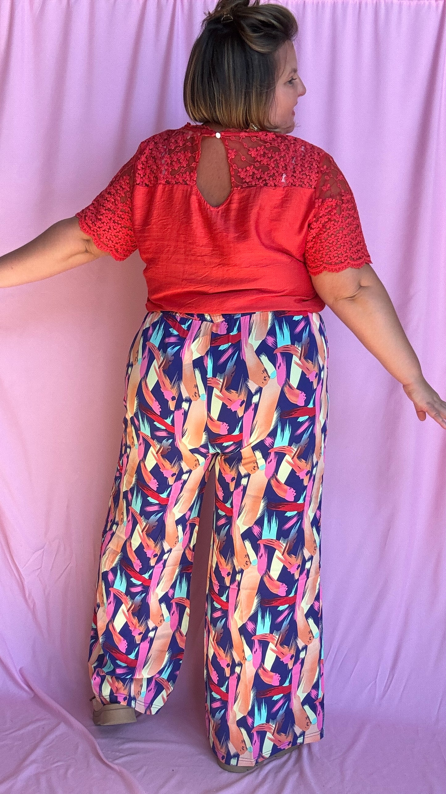 Un pantalon grande taille fluide et coloré pour illuminer toutes tes journées ! Avec ses motifs multicolors pleins de pep’s