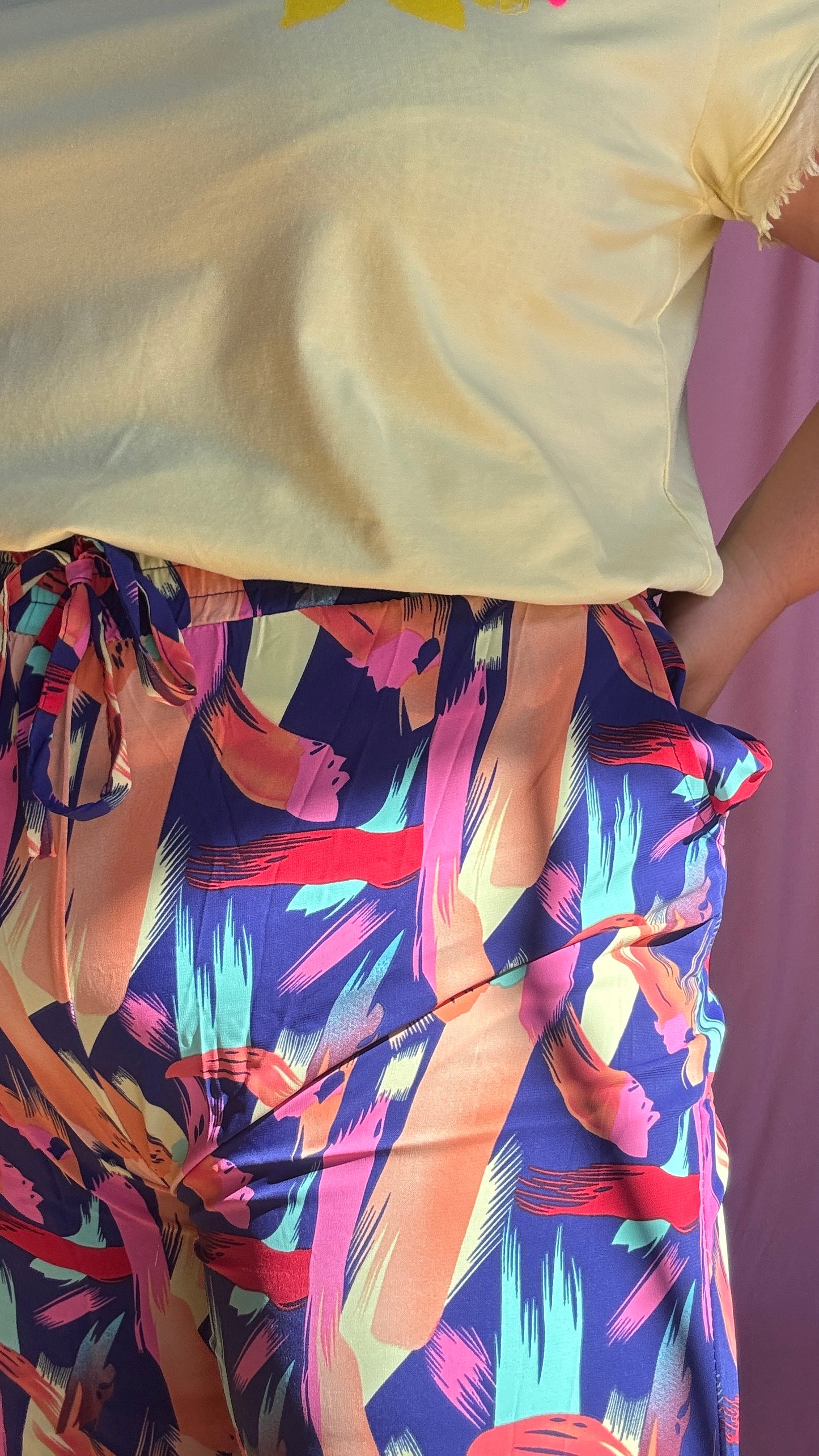 Un pantalon grande taille fluide et coloré pour illuminer toutes tes journées ! Avec ses motifs multicolors pleins de pep’s