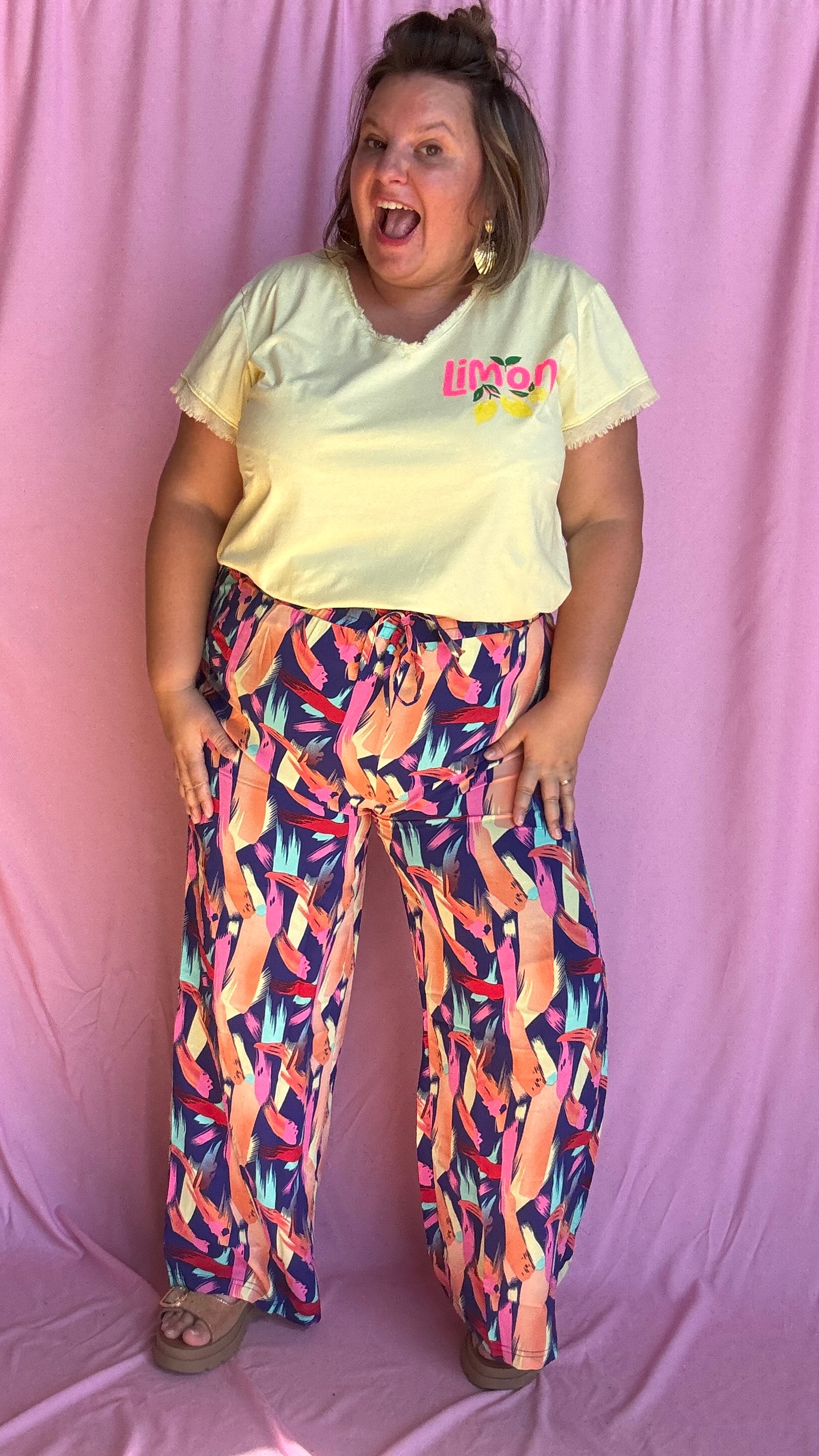 Un pantalon grande taille fluide et coloré pour illuminer toutes tes journées ! Avec ses motifs multicolors pleins de pep’s